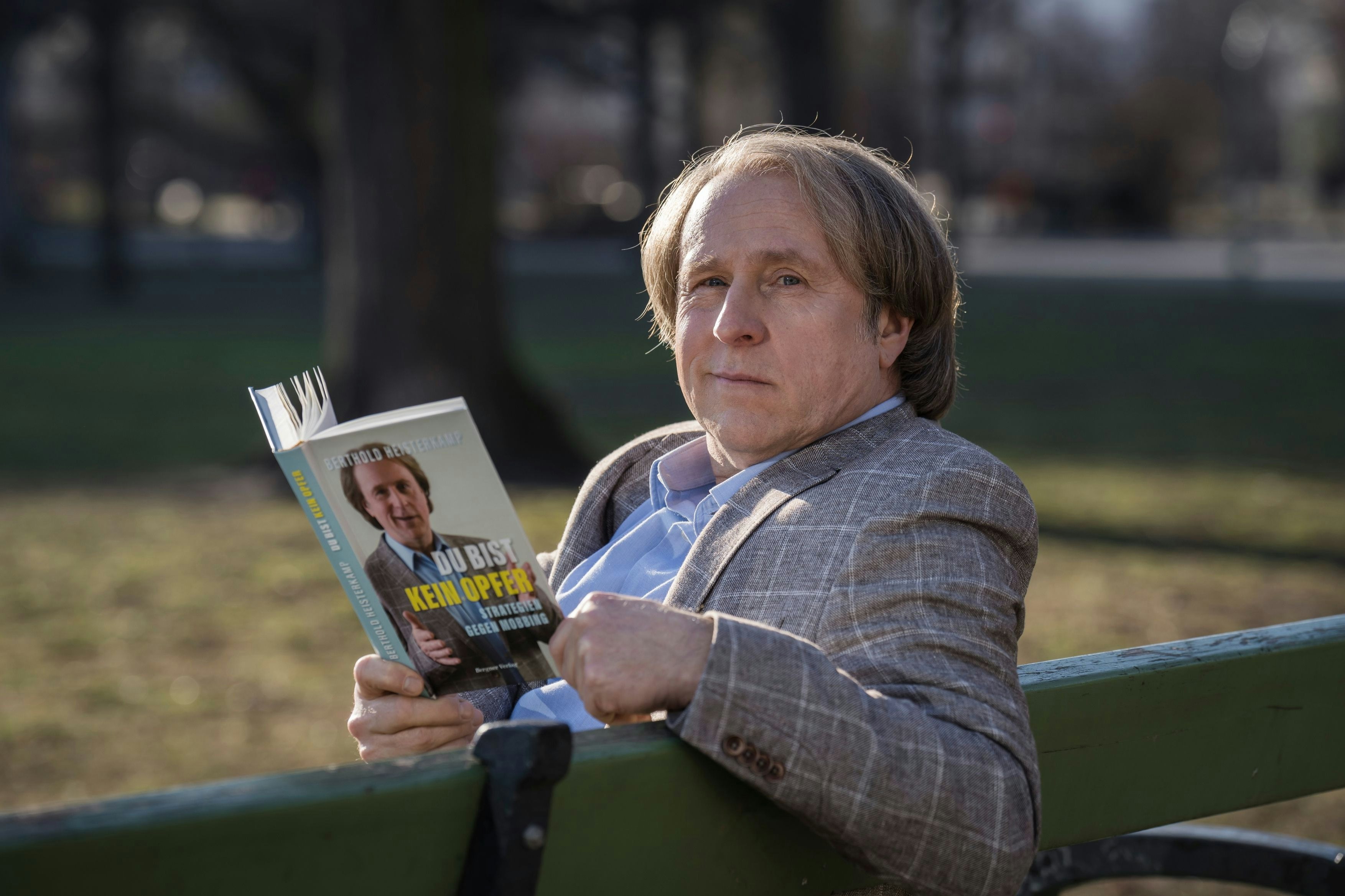 So gut wie alle "Kollegen" der TV-Serie sind wieder mit dabei: Berthold "Ernie" Heisterkamp (Bjarne Mädel) ist jetzt Anti-Mobbing-Coach