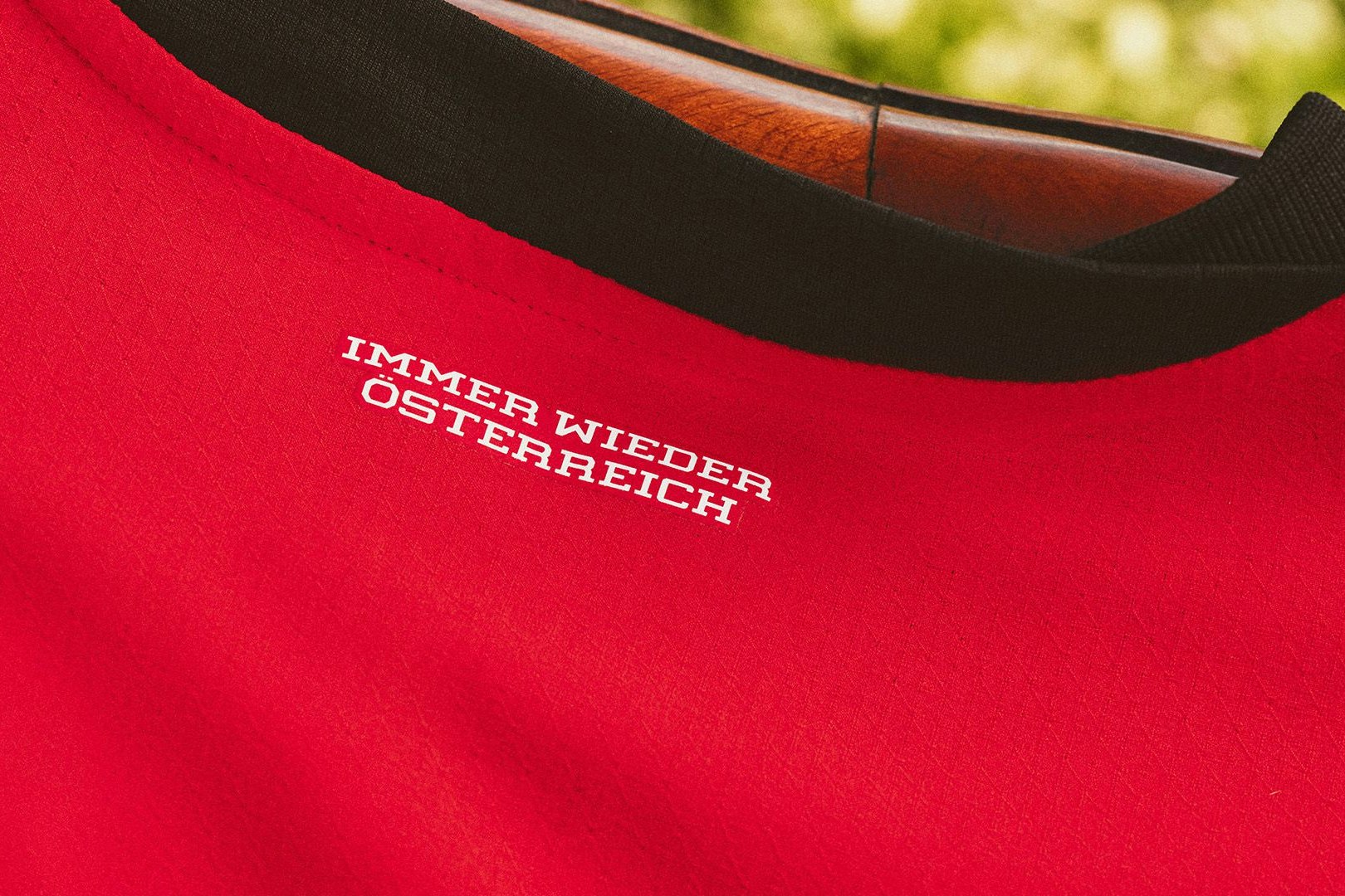 Nacken-Slogan: Das altbekannte "Immer wieder Österreich" ist auf der Rückseite des Trikots aufgedruckt