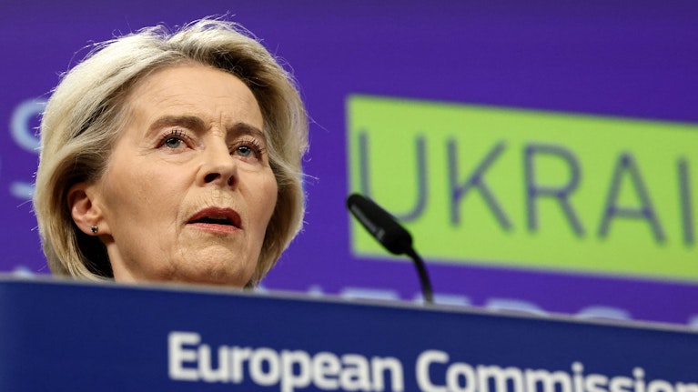 Abseits der Gespräche über einen Frieden steht die EU vor einem finanziellen Dilemma. Weil die USA nicht mehr mitzahlen, muss Europa die Kosten des Ukraine-Kriegseinsatzes allein schultern – bis zu 100 Milliarden Euro im Jahr. Was sich hinter den Kulissen dazu abspielt.