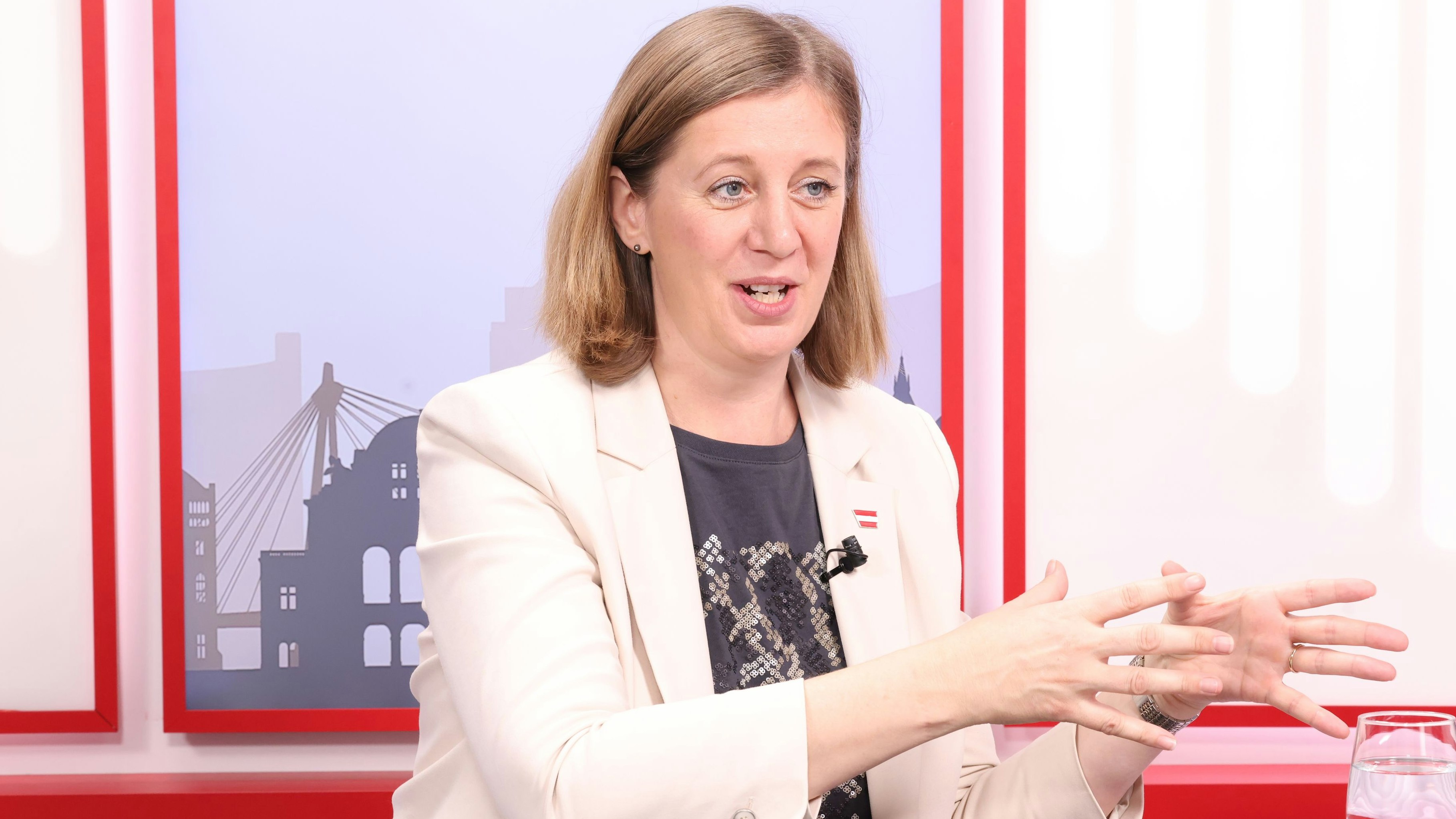 Barbara Eibinger-Miedl erklärt in <em>"Heute"</em> den neuen Stabilitätspakt zwischen Bund, Ländern und Gemeinden.