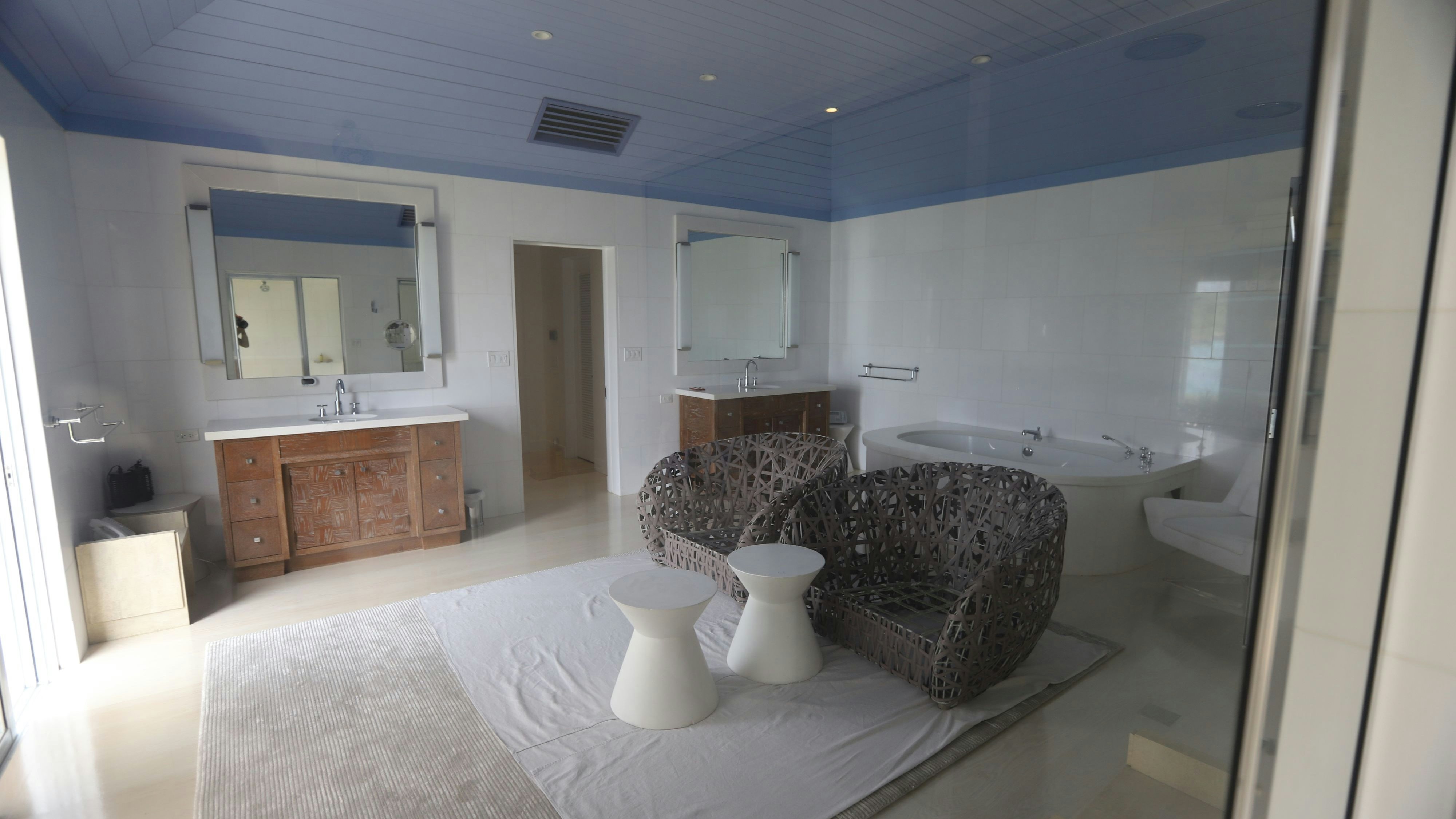 Bilder und Videos aus dem Jahr 2020 zeigen das Haus des verstorbenen Sexualstraftäters Jeffrey Epstein