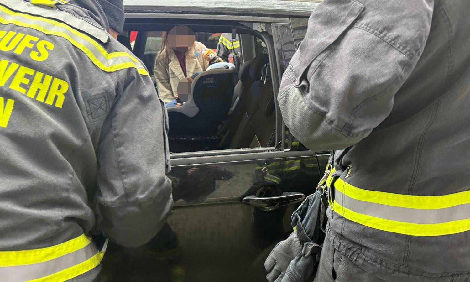 Heute.at - Wahre Helden! Wiener Feuerwehr rettet Kind aus Auto