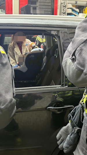 Feuerwehr Wien rettet Kleinkind aus verschlossenem Auto am Alsergrund. Schneller Einsatz, keine Verletzten. Aktuelle Details zum Vorfall.