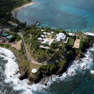 Insel des Grauens: Welche Geschichte die Fotos aus der Epstein-Villa erzählen