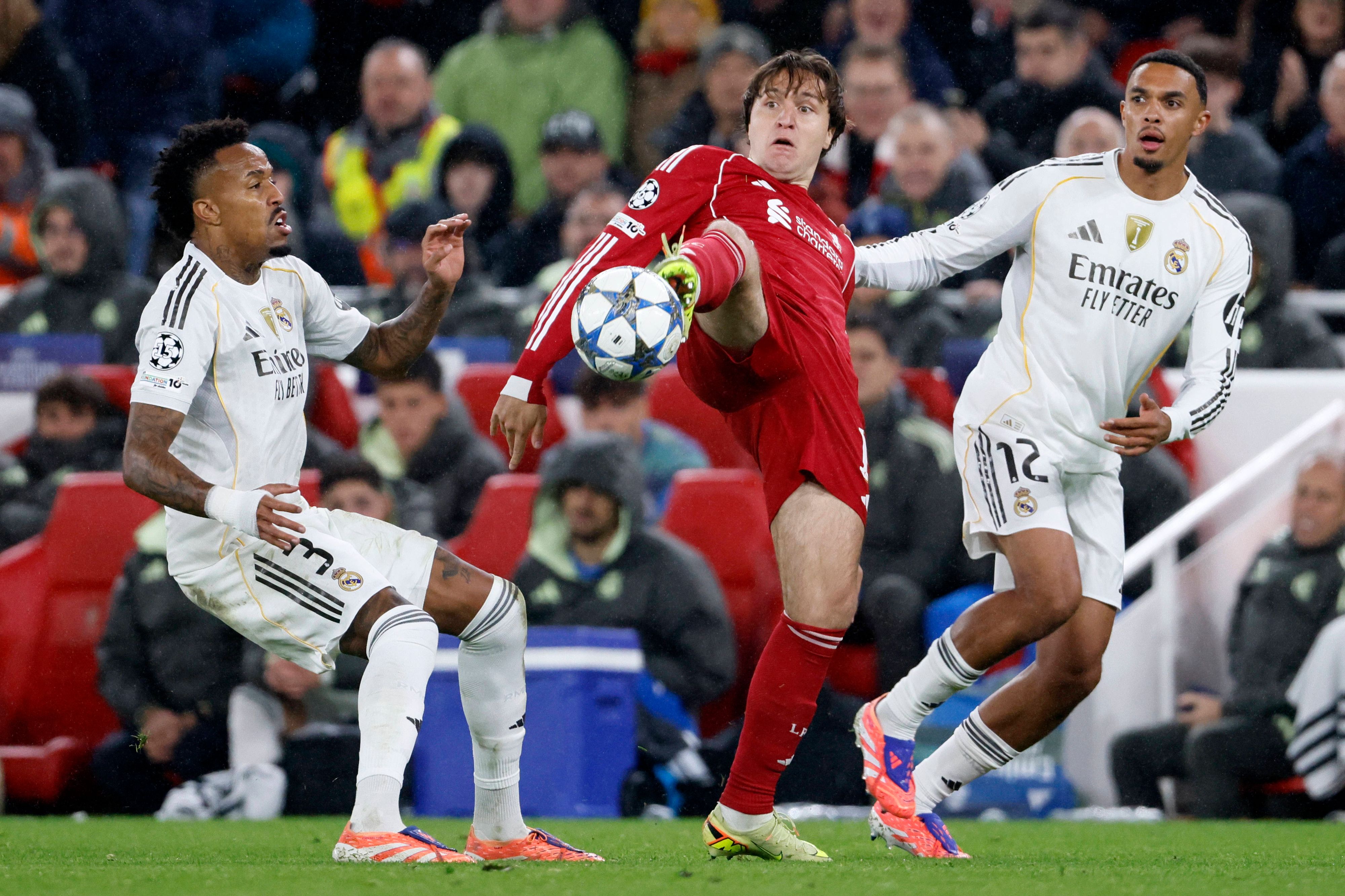 Trent Alexander-Arnold (r.) fällt aus.