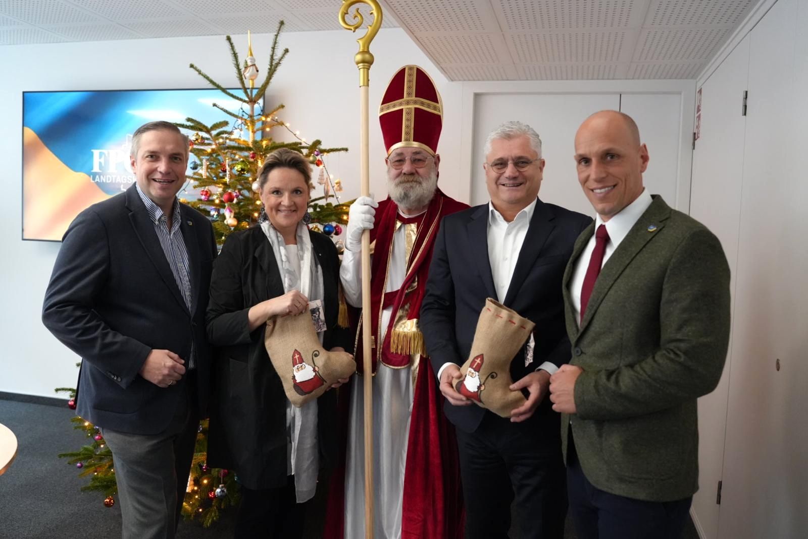 Der Nikolo war zu Besuch (v.l.n.r.): FPÖ Niederösterreich Landtagsabgeordneter Hubert Keyl, Landesrätin Susanne Rosenkranz, Nikolo, Landesrat Martin Antauer und FPÖ-Landtagsabgeordneter Helmut Fiedler.
