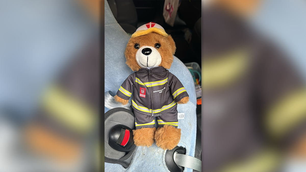 Als Trostspender bekam das Mädchen einen Feuerwehr-Teddy.