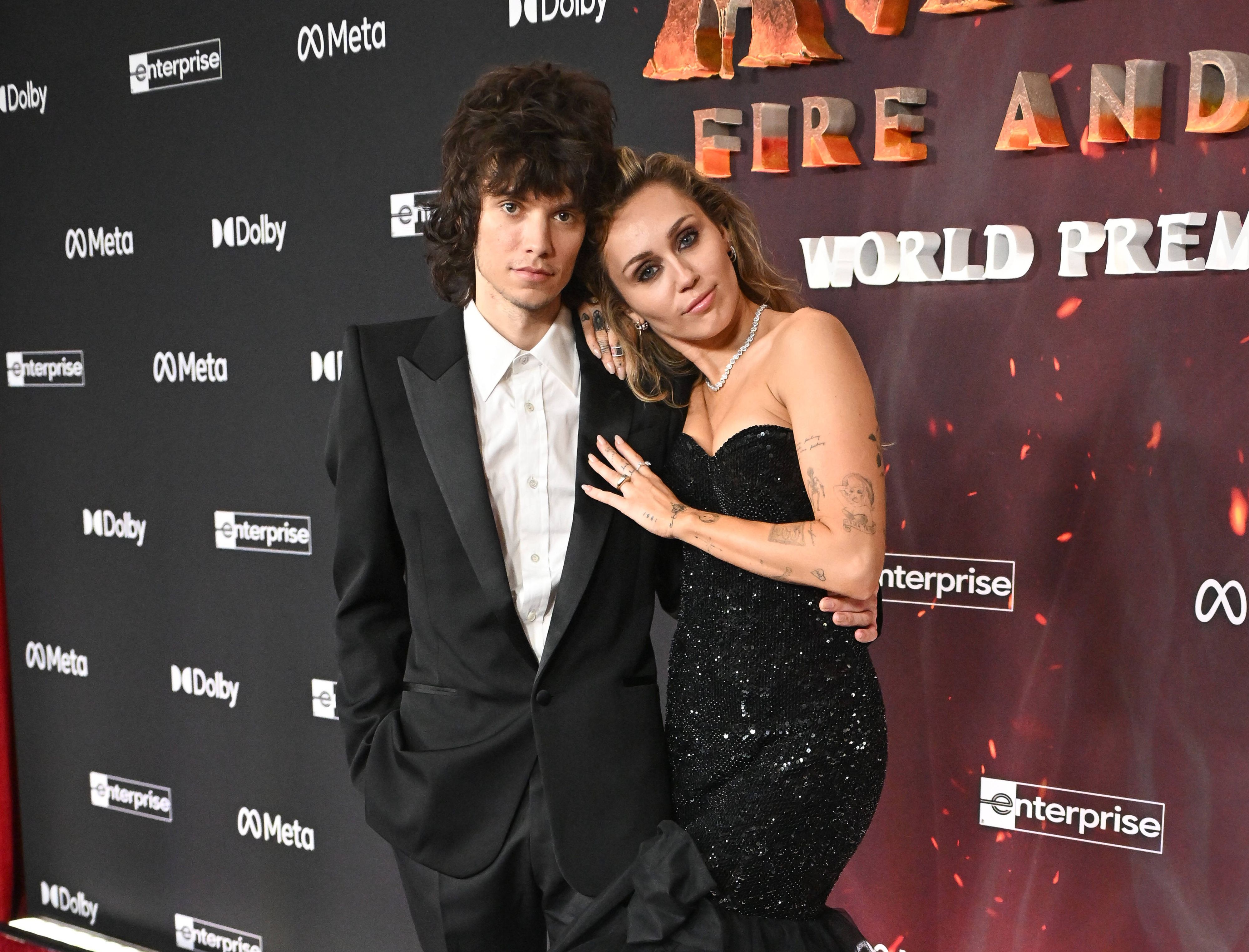 Miley Cyrus und Maxx Morando bei der Weltpremiere von Avatar Fire and Ash in Hollywood