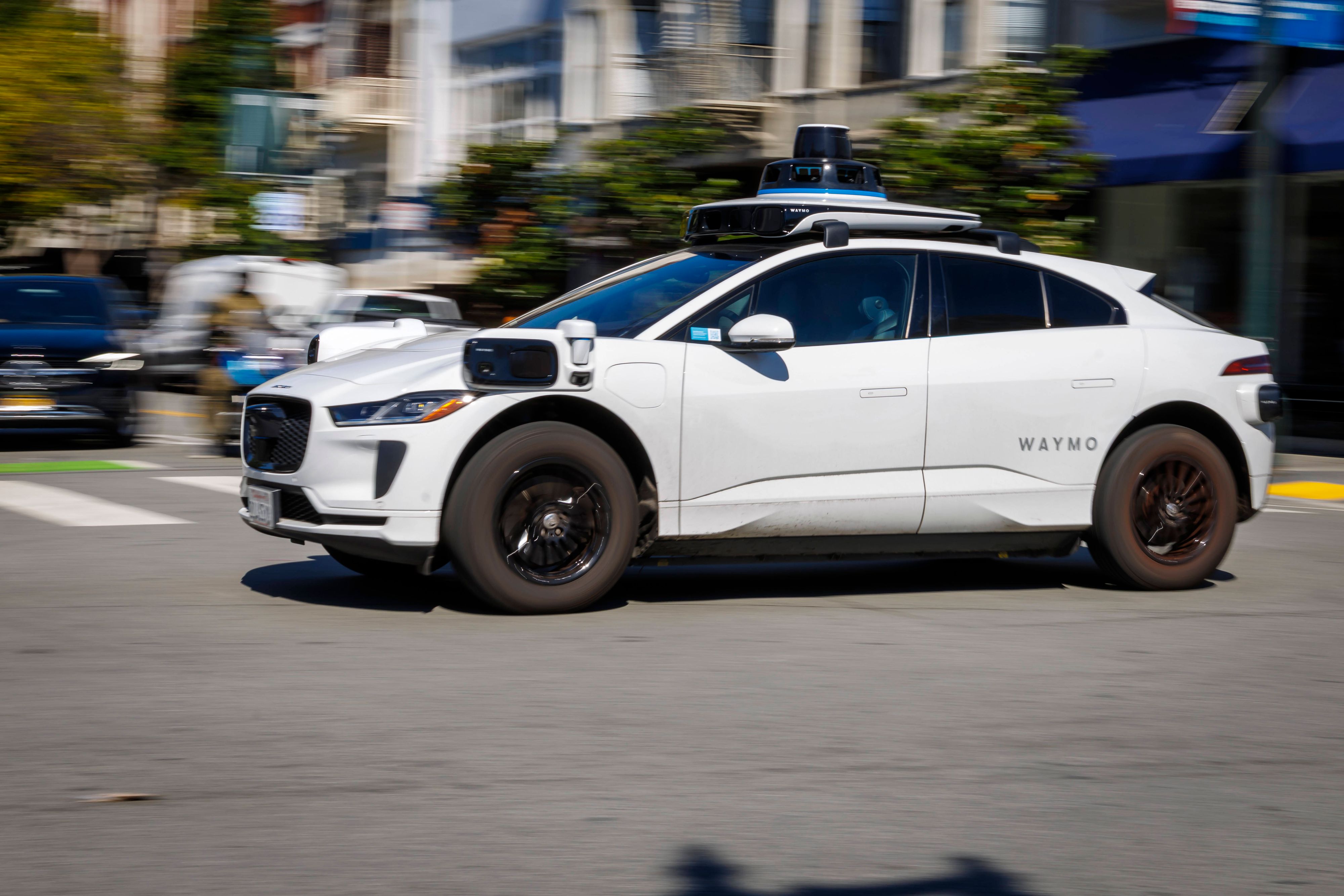 Ein selbstfahrendes Taxi ist in Los Angeles in einen aktiven Polizeieinsatz gefahren.