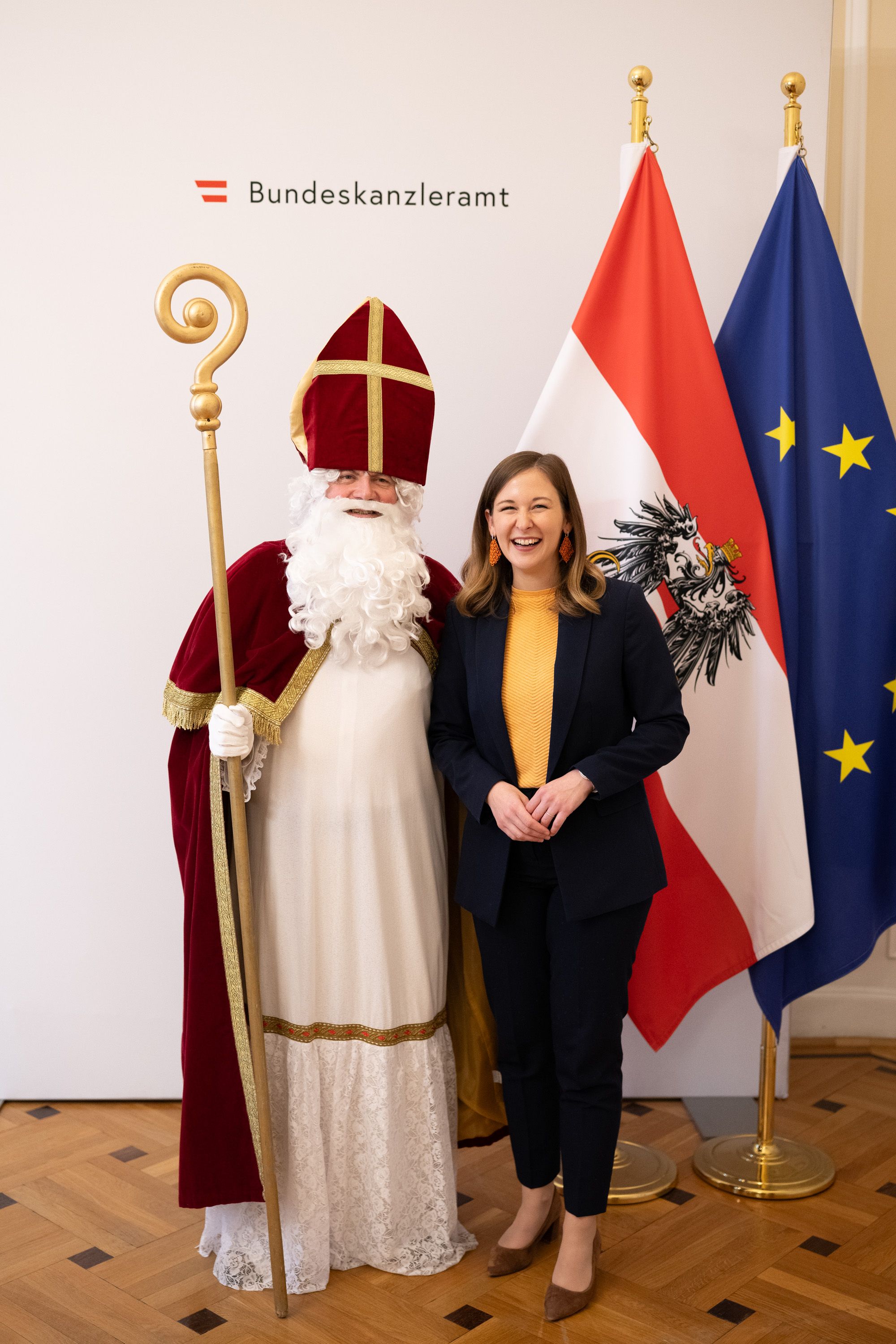 Kultusministerin Claudia Plakolm (ÖVP) bekam bereits Besuch vom Nikolo.