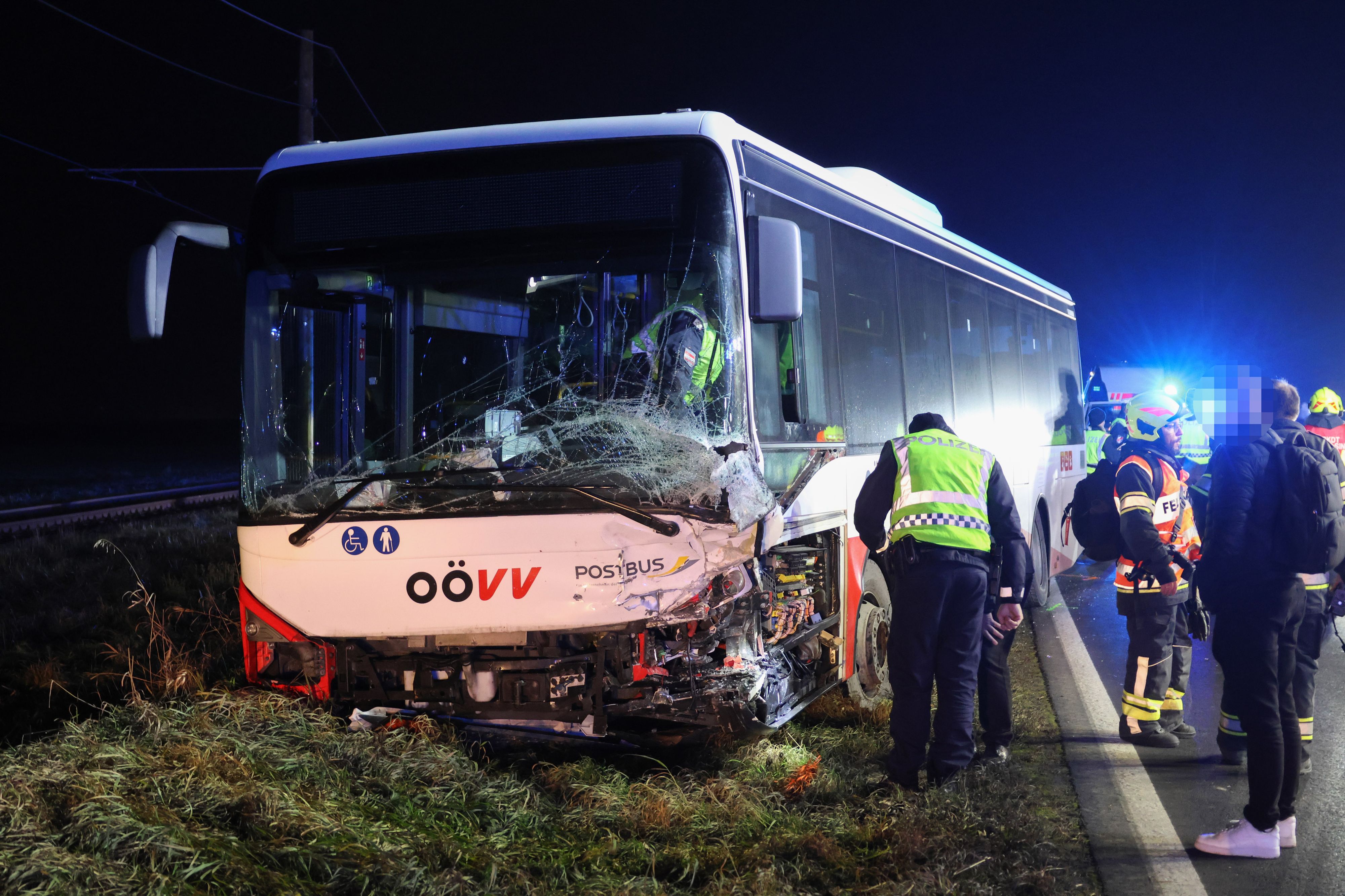 Auto gegen Linienbus: Donnerstagabend kam es bei Alkoven (OÖ) zu einem schweren Verkehrsunfall.