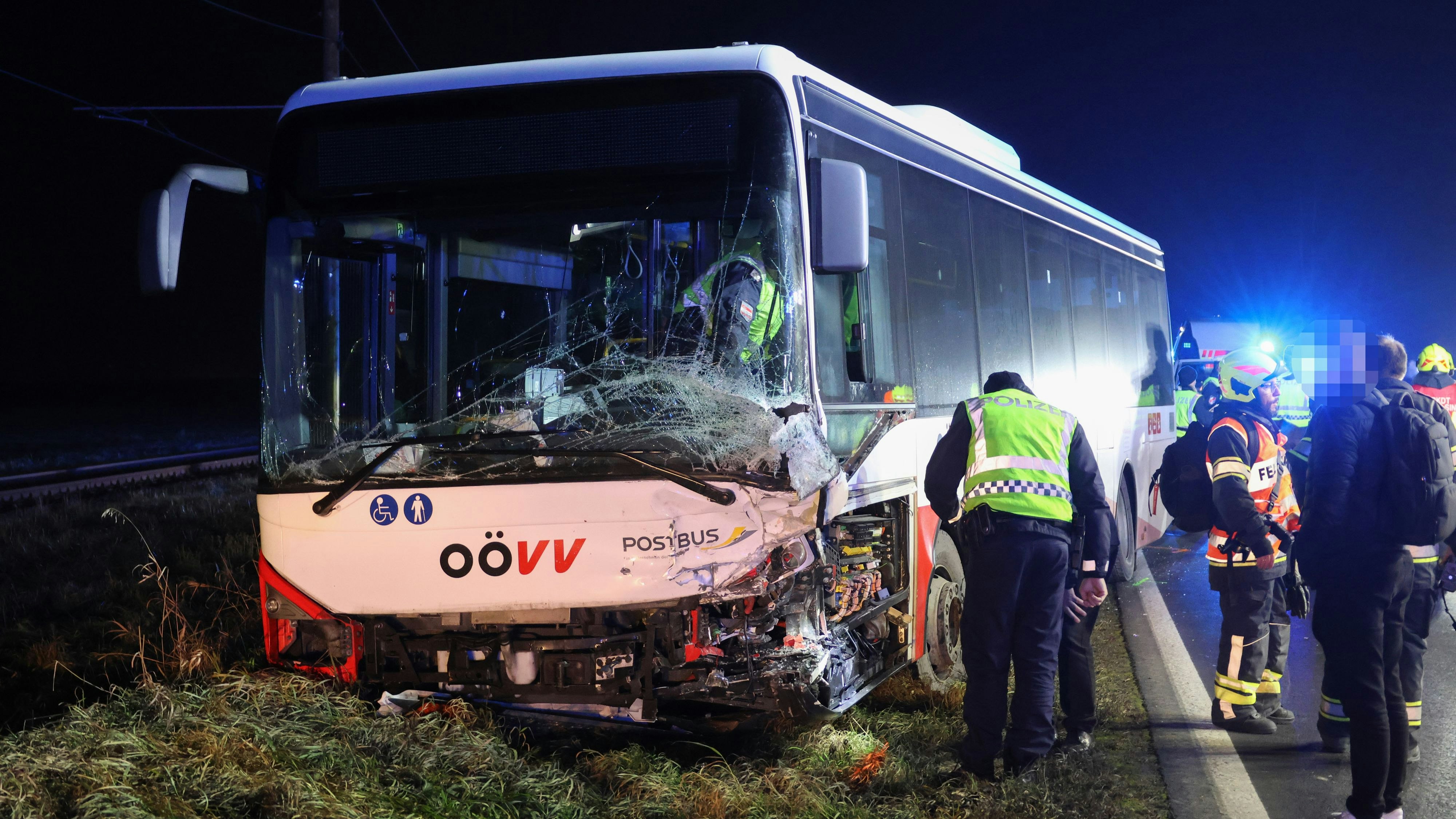 Heute.at - Linienbus kracht in Pkw – Lenker schwer verletzt