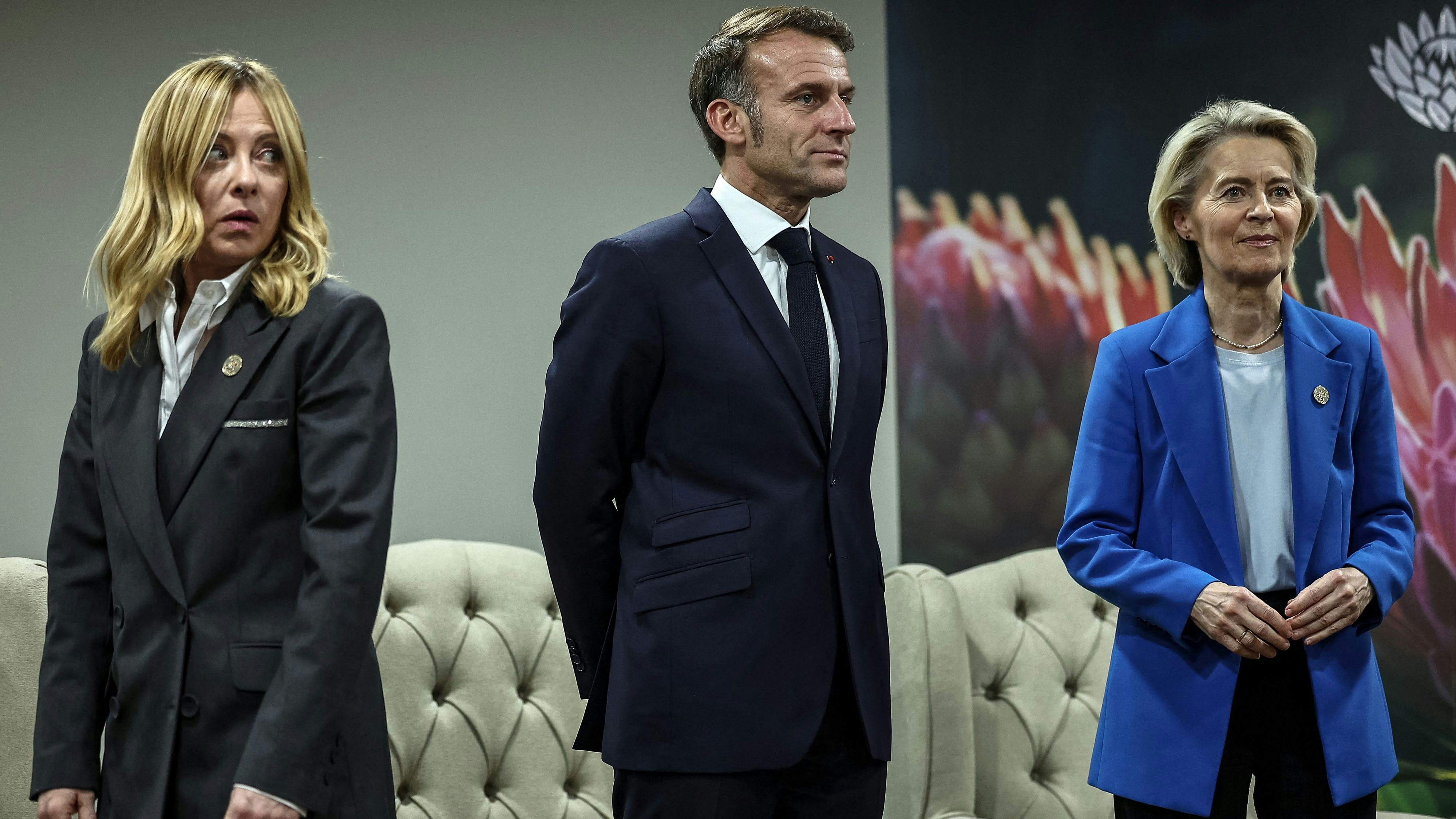 Europa überlegt ebenfalls Verbote: Im Frankreich von Präsident Emmanuel Macron empfiehlt ein Ausschuss einen Stopp für alle unter 15