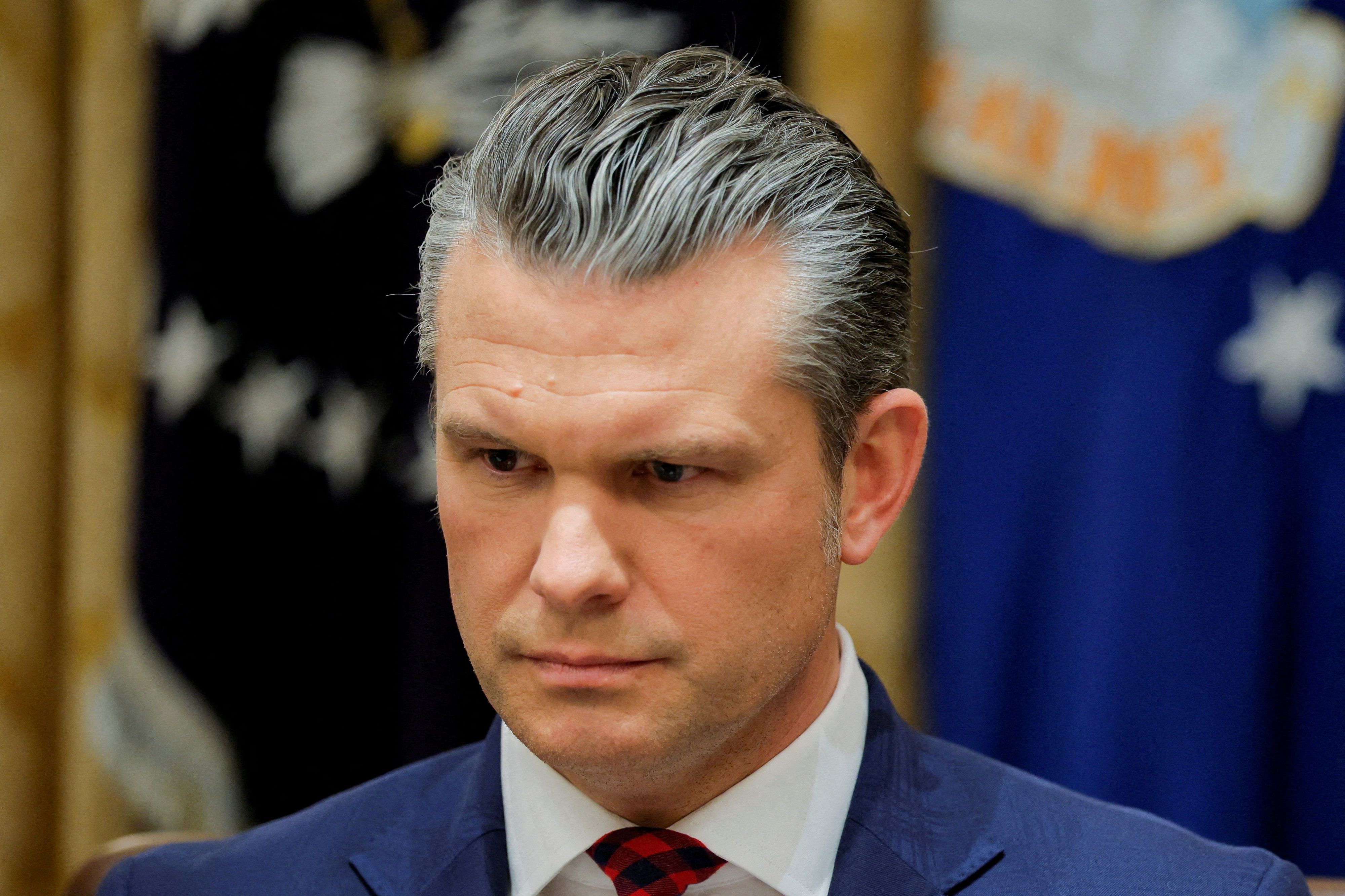 Nach der Chatgruppen-Affäre steigt der Druck auf US-Verteidigungsminister Pete Hegseth.