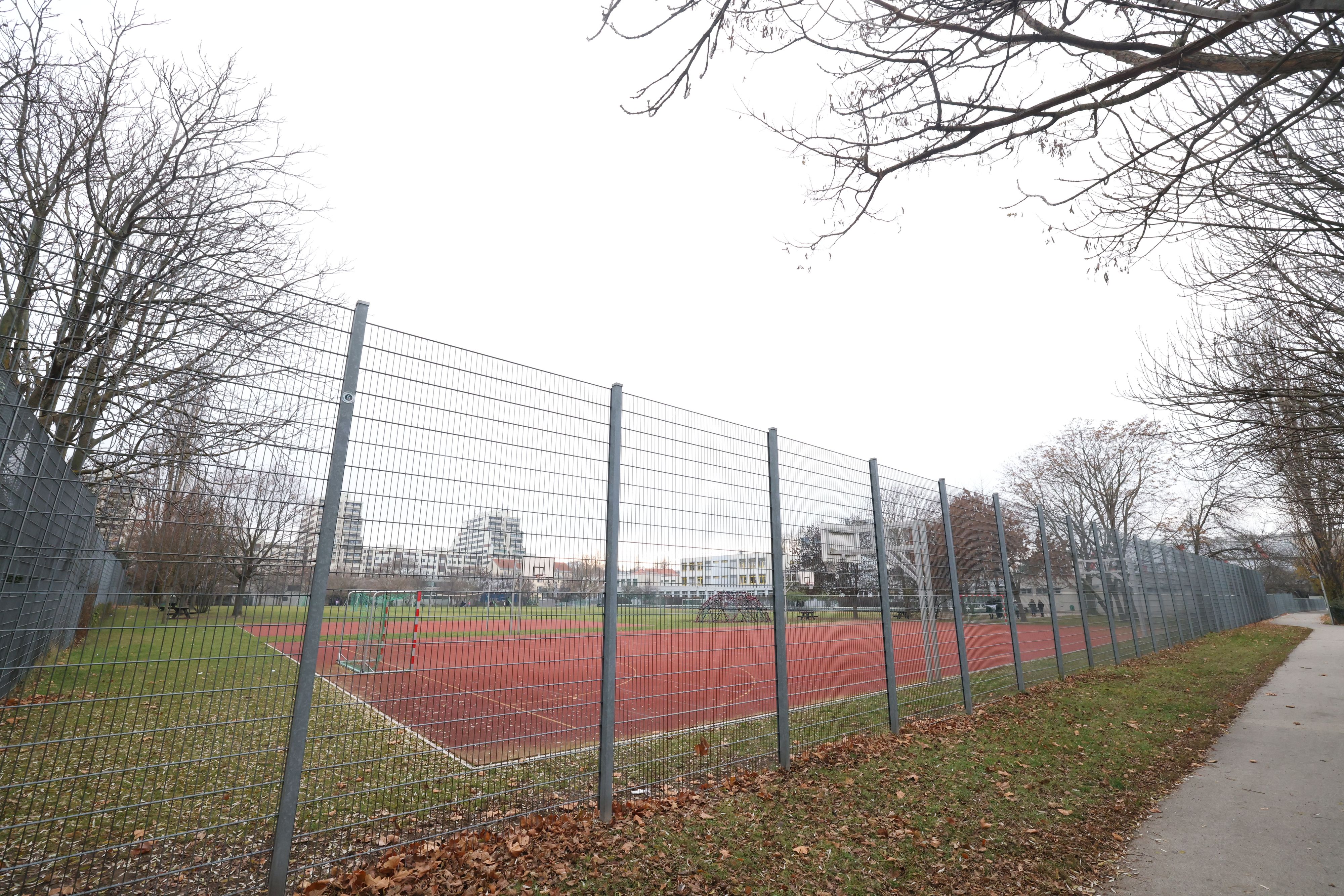 Heute.at - Wegen Bauprojekt – Schüler bangen um ihren Sportplatz