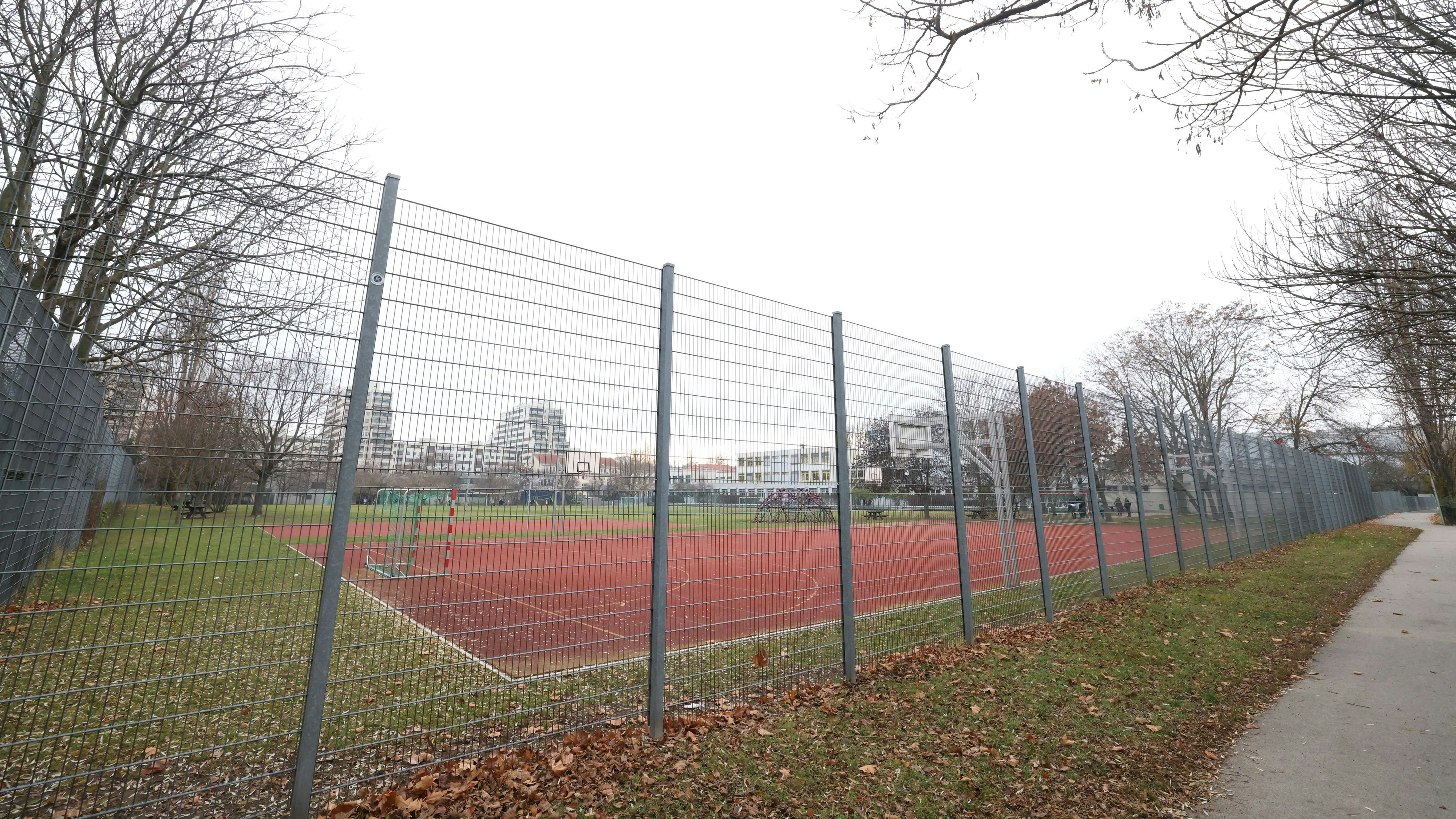 Heute.at - Wegen Bauprojekt – Schüler bangen um ihren Sportplatz