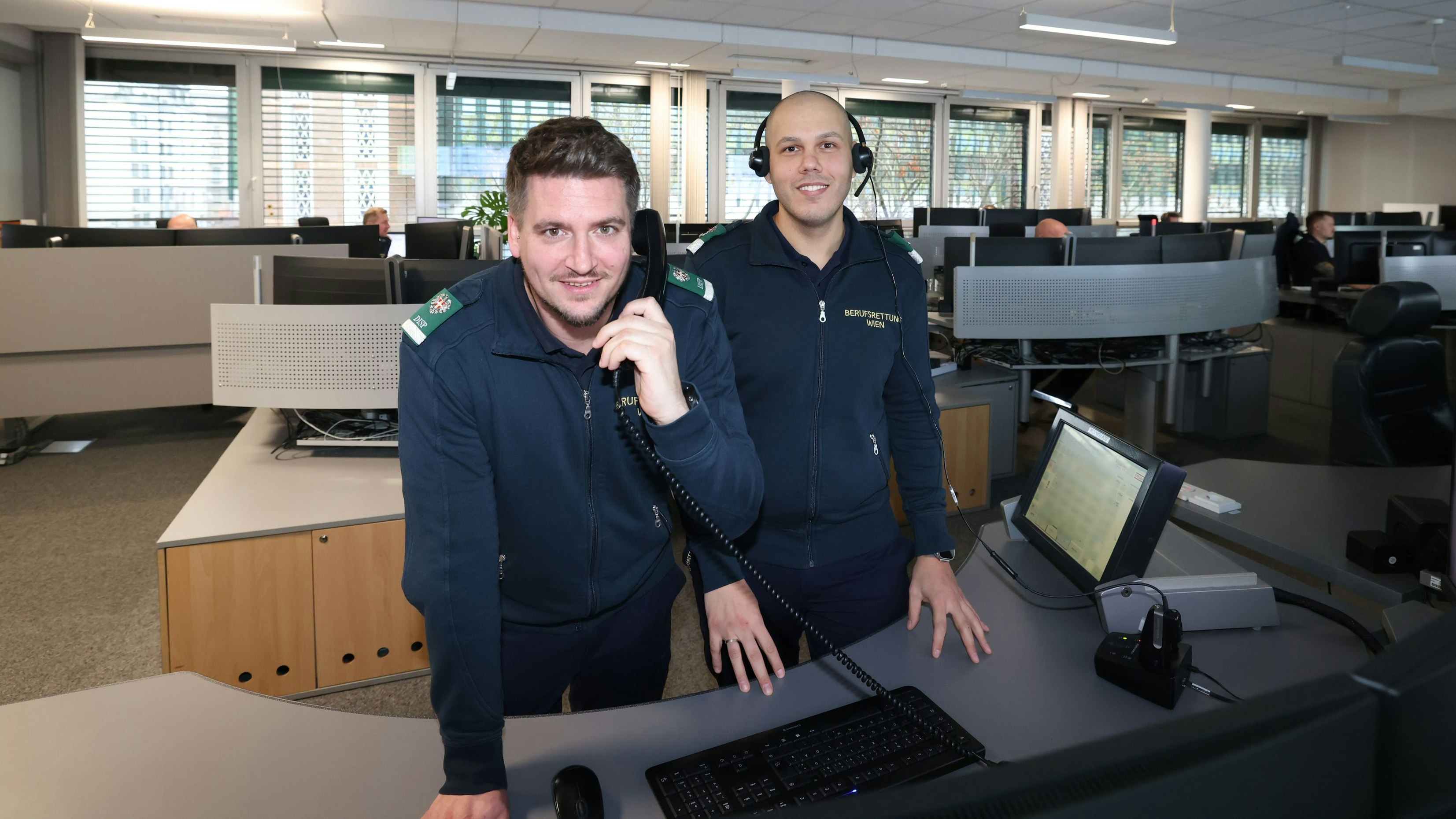 Insgesamt 30 Jahre Diensterfahrung bei der Berufsrettung: Rene (38) und Alex (33)