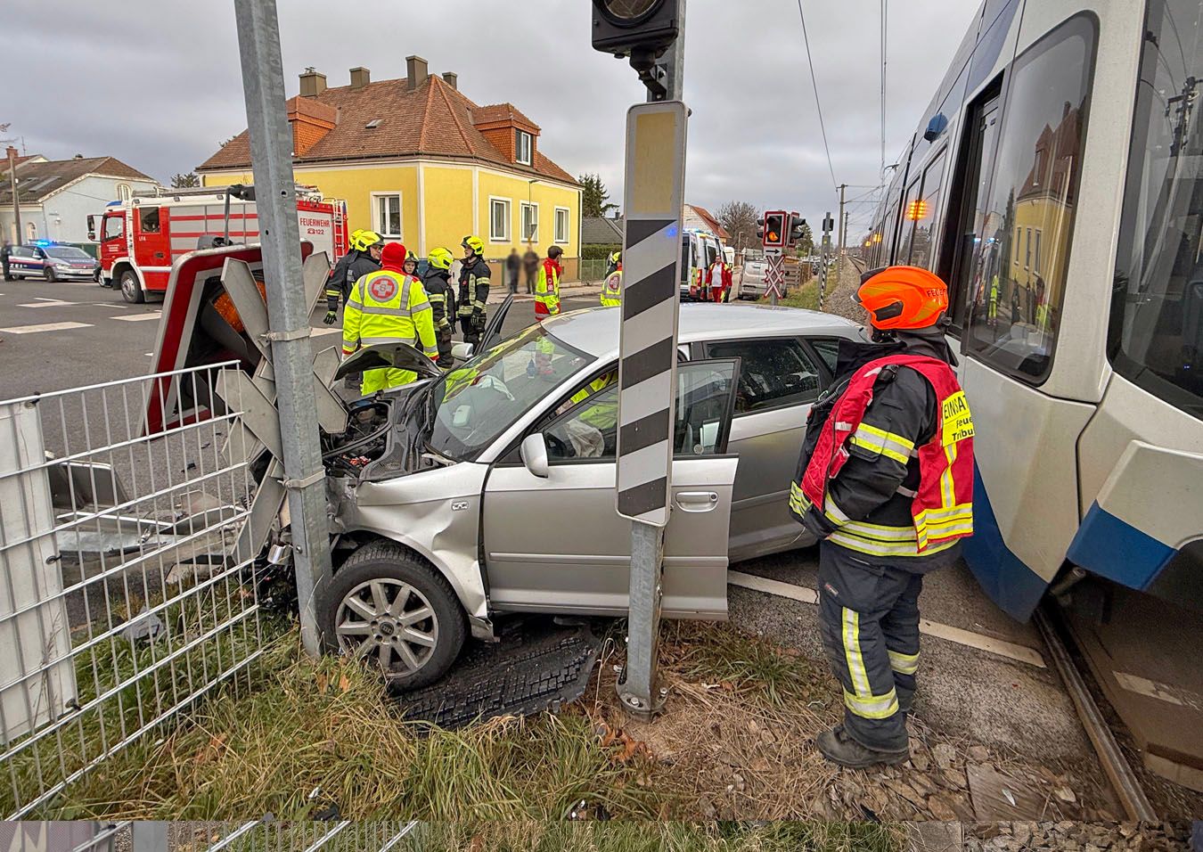 Verkehrsunfall am Bahnübergang der Badner Bahn in Tribuswinkel Bahngasse im Bezirk Baden.