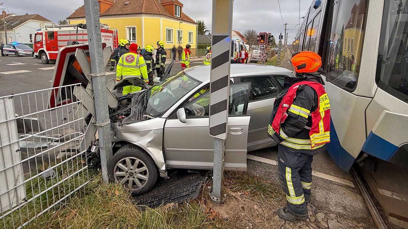 Heute.at - Vorne voll erfasst – Pkw prallt gegen Badner Bahn