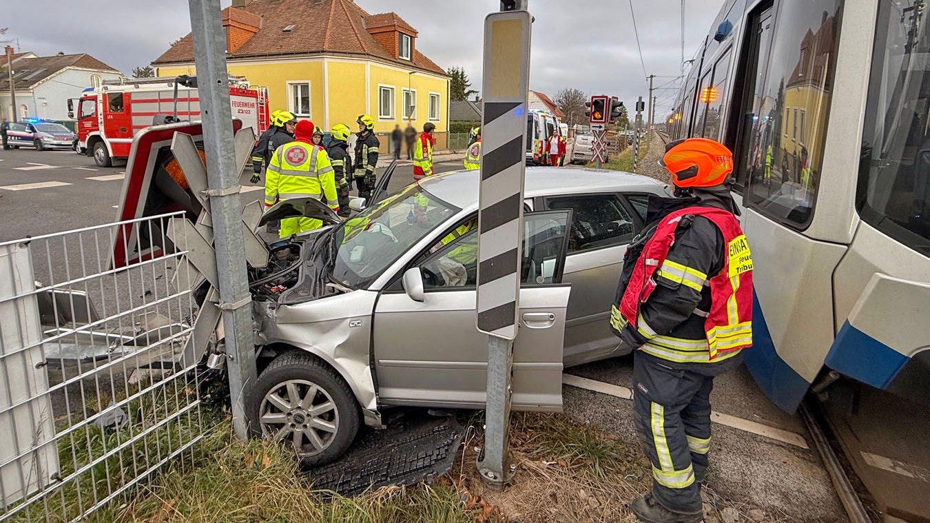 Verkehrsunfall Bahnübergang der Badner Bahn in Tribuswinkel Bahngasse im Bezirk Baden.