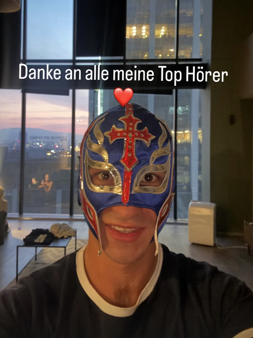 Na, um welchen österreichischen Musiker handelt es sich hier unter der Wrestlingmaske?