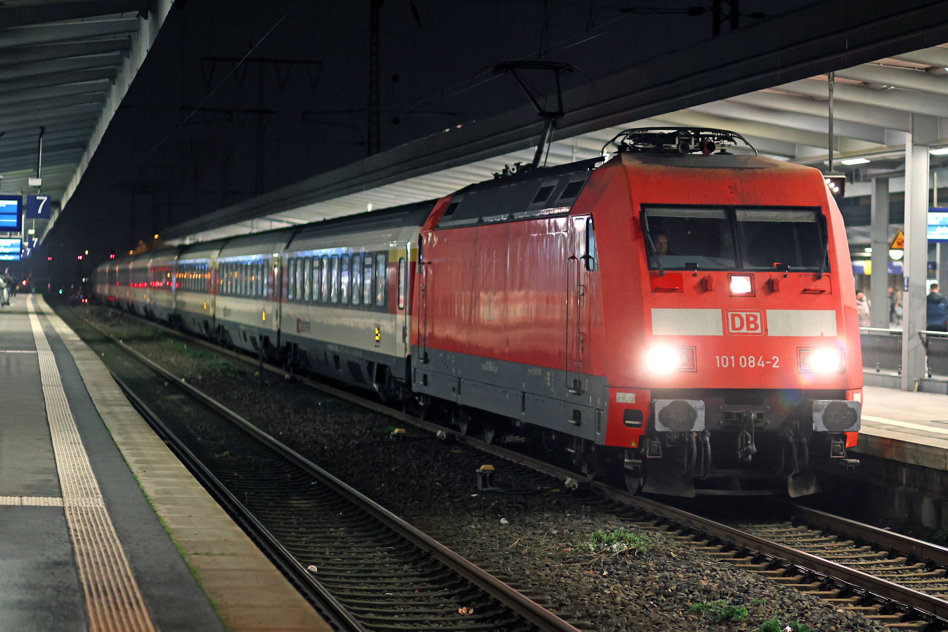 Heute.at - Frau lässt sich von Zug überrollen, rennt lachend davon