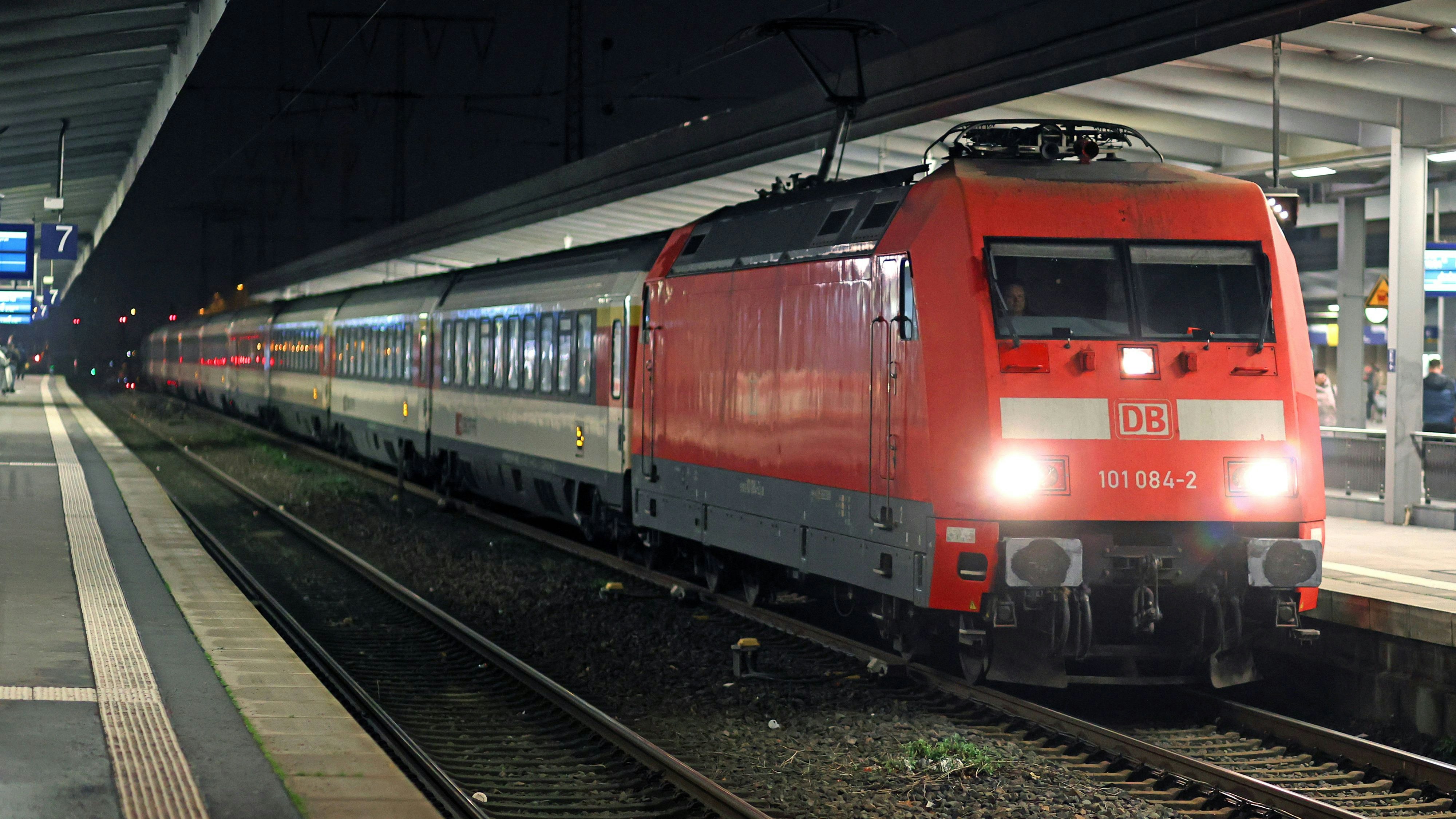 Heute.at - Frau lässt sich von Zug überrollen, rennt lachend davon