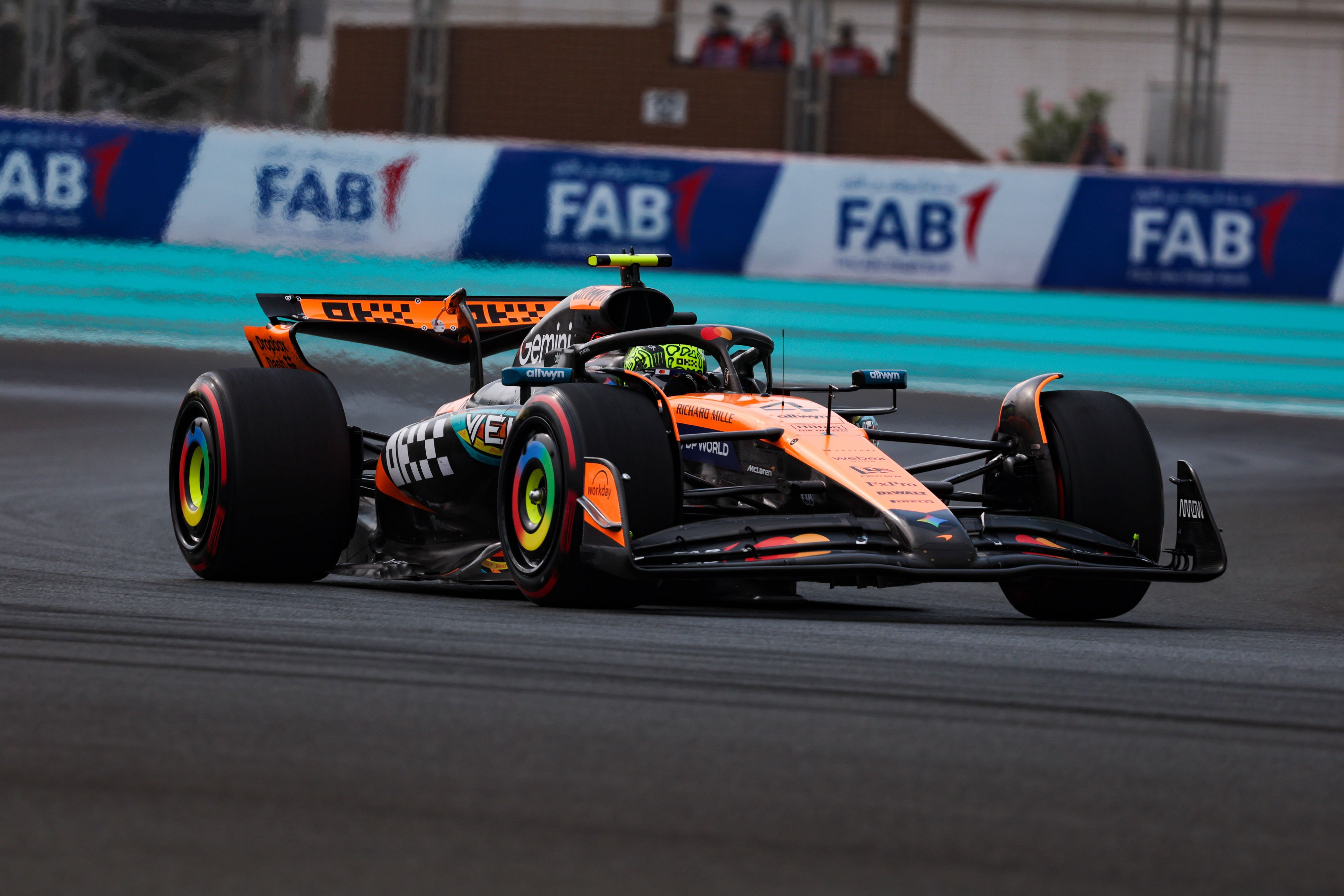 Lando Norris geht als Führender der WM-Wertung in den Formel-1-Krimi.