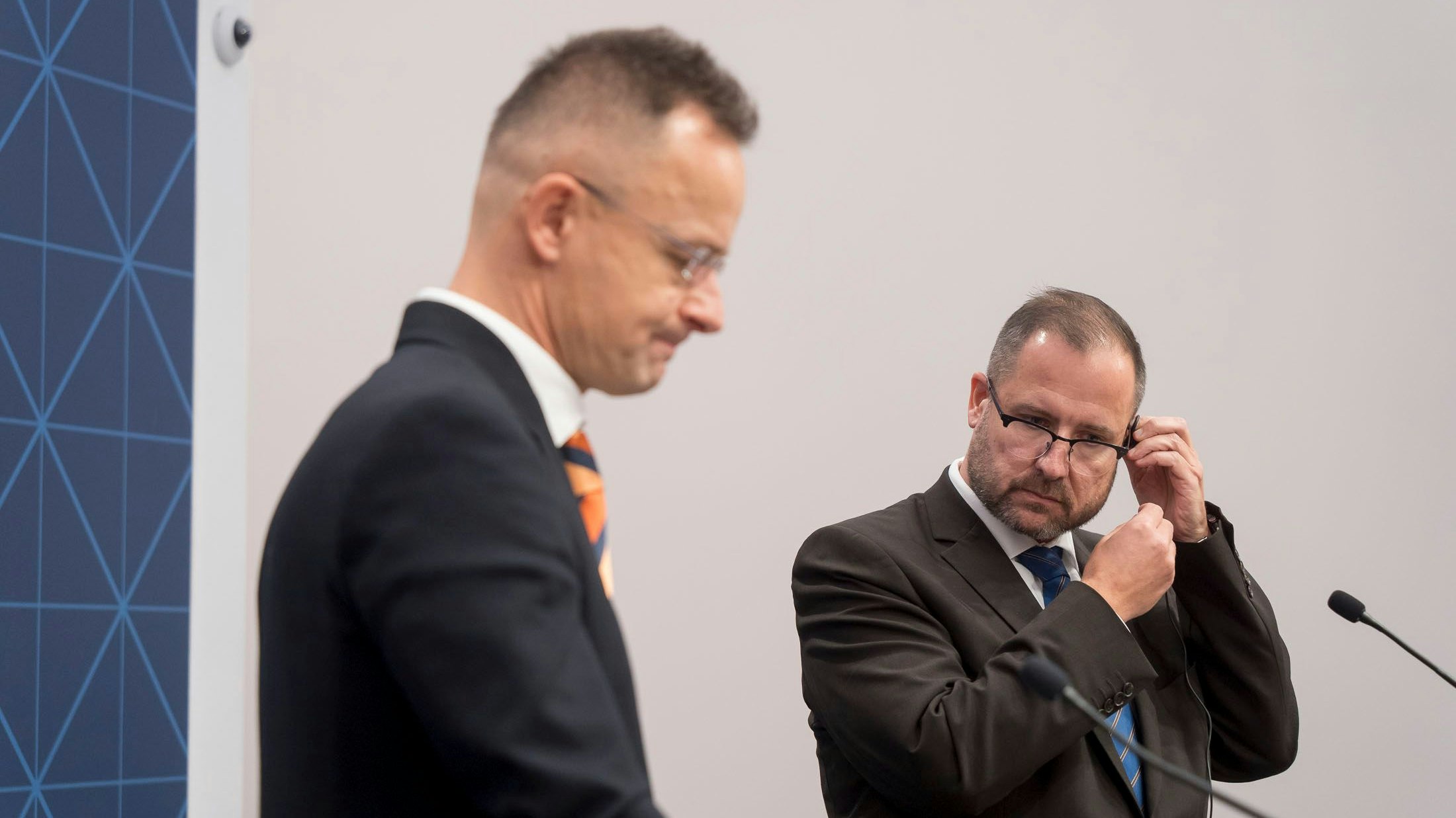 Warum hat mir keiner gesagt, dass der ungarische Außenminister ungarisch spricht ...