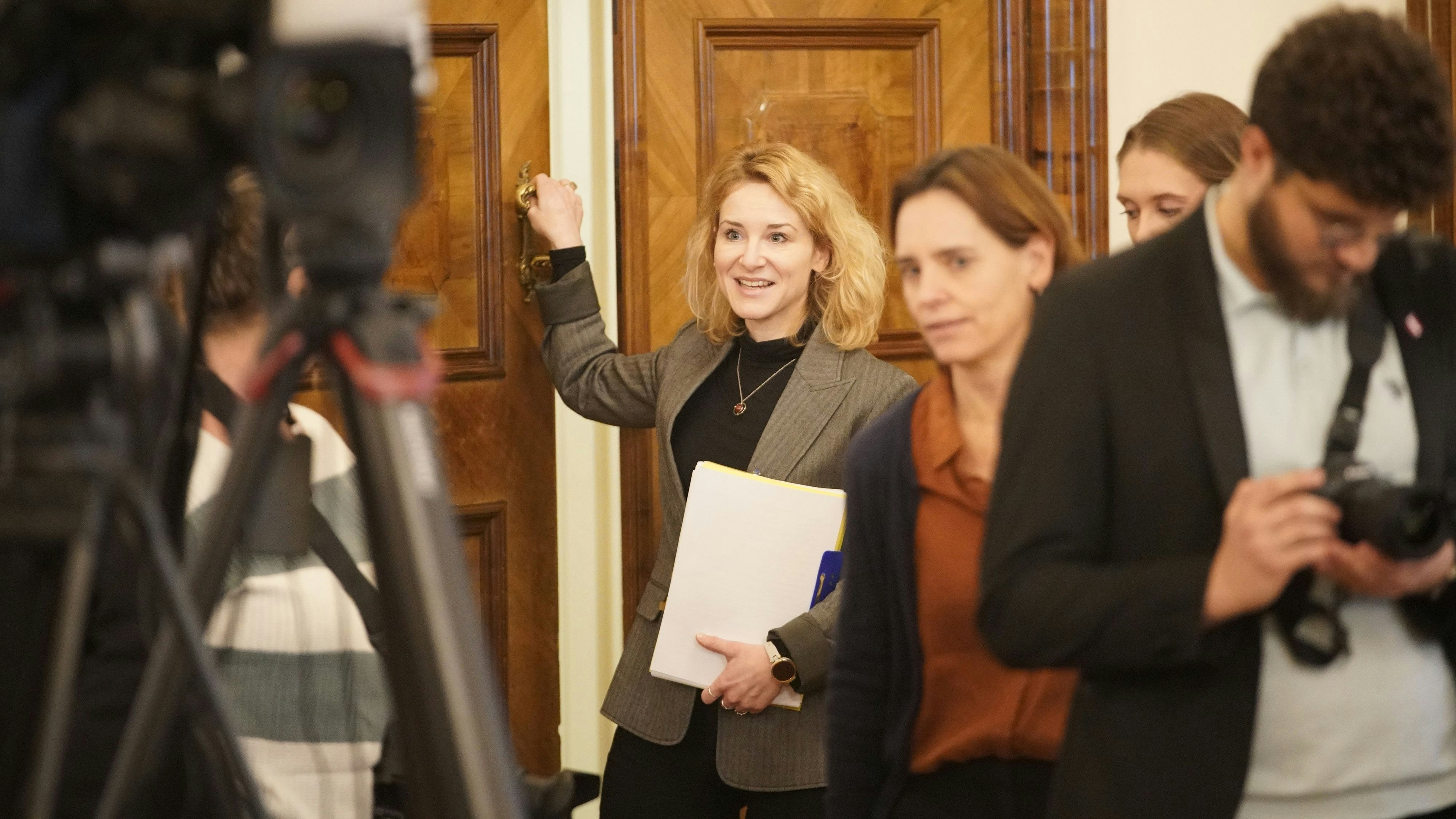 Das muss man einmal schnallen, dass die Türgriffe so weit oben sind