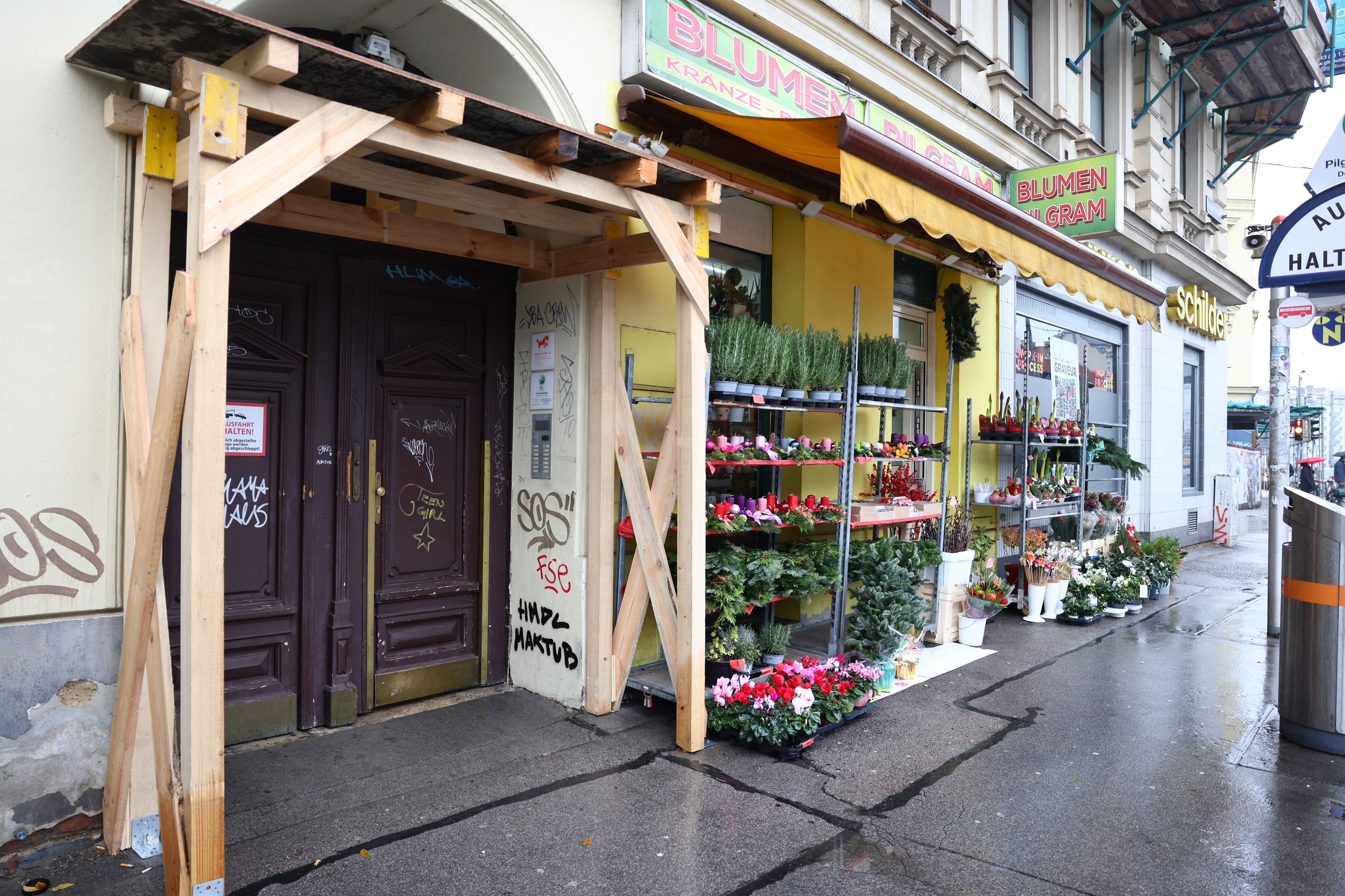 Wohnungseingänge werden mit Holzgerüsten gesichert.