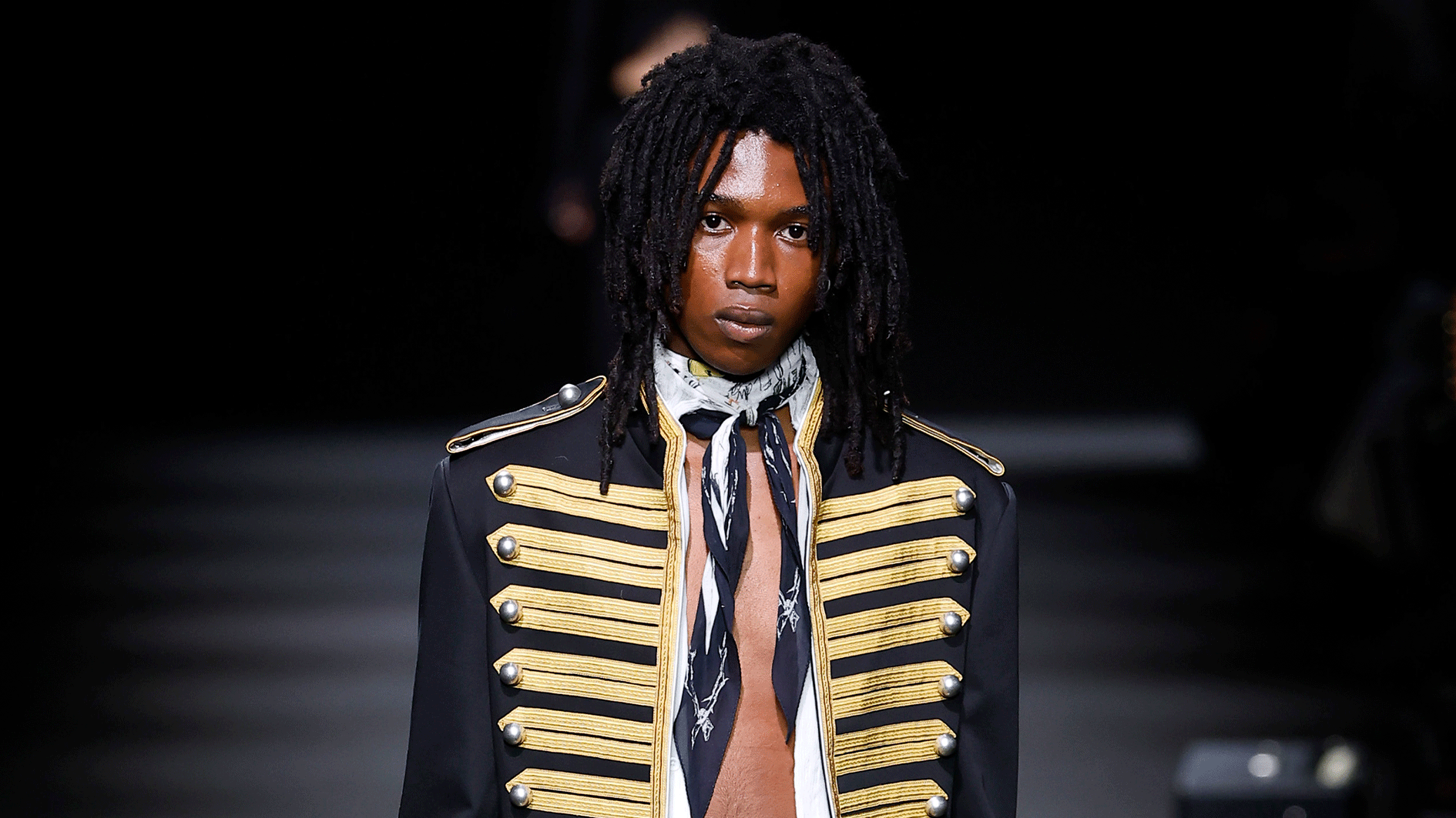 Ann Demeulemeester: Auf dem diesjährigen Laufsteg ließ das belgische Luxuslabel Models mit der Husarenjacke laufen.