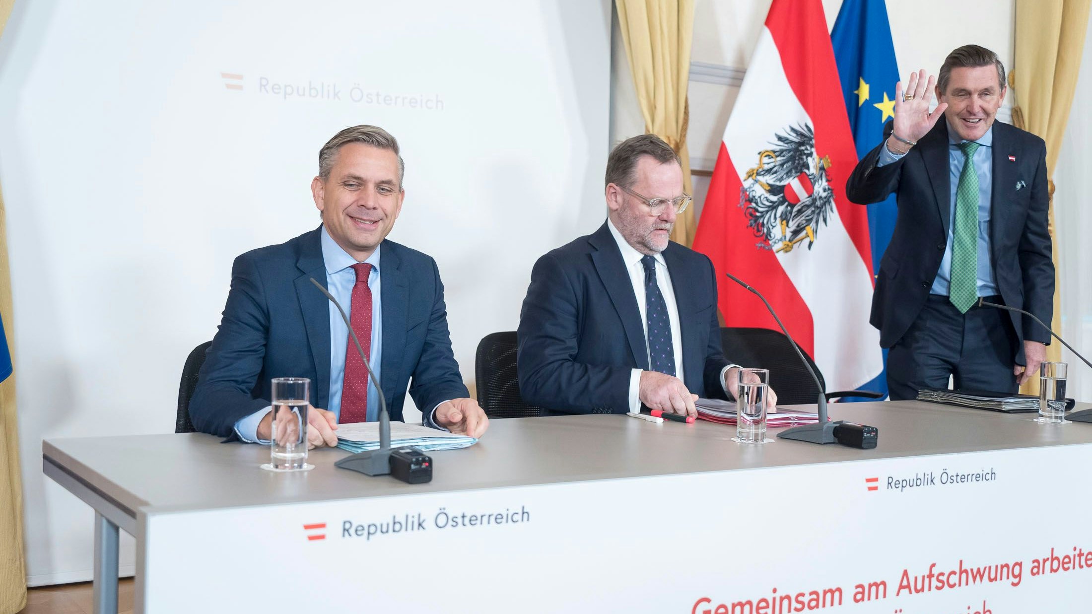 Winke, winke: Verkehrsminister Peter Hanke bevorzugt die individuelle Begrüßung