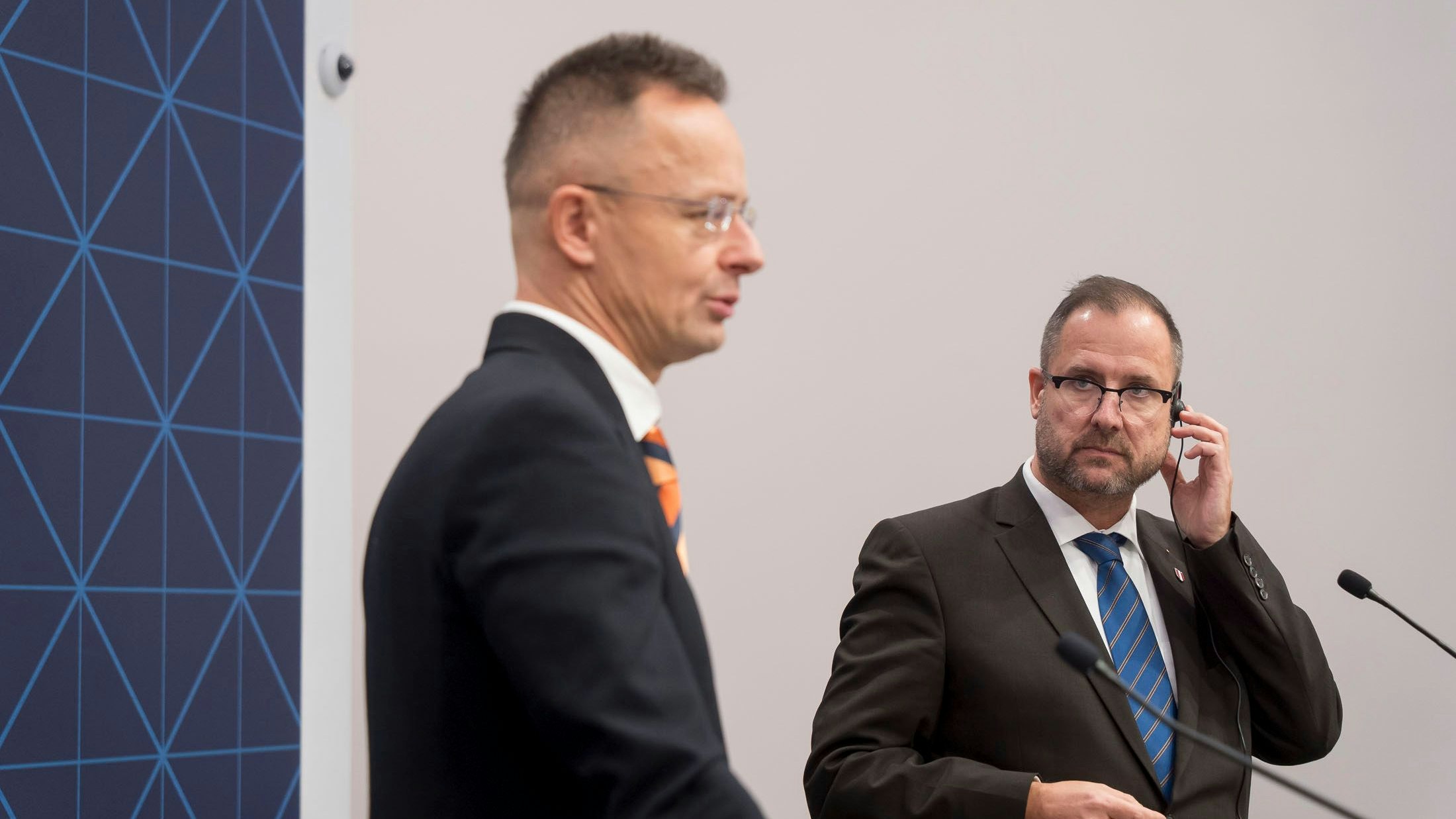 ... ist das bei uns überhaupt erlaubt oder steck' ich den gleich in einen AMS-Sprachkurs?