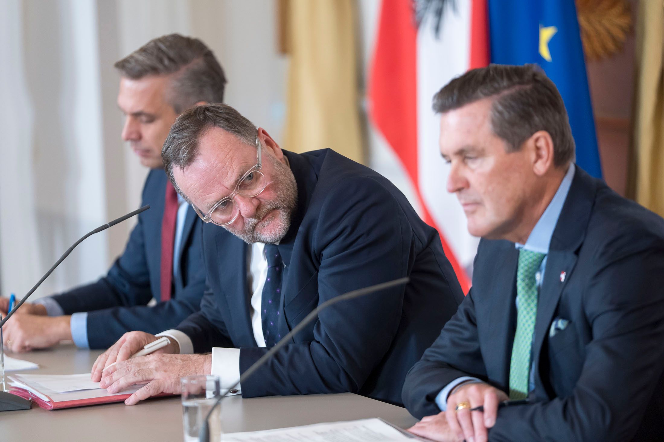 ... aber wenn i schnell bin, vielleicht könnt ich da hinausrennen bei der Tür