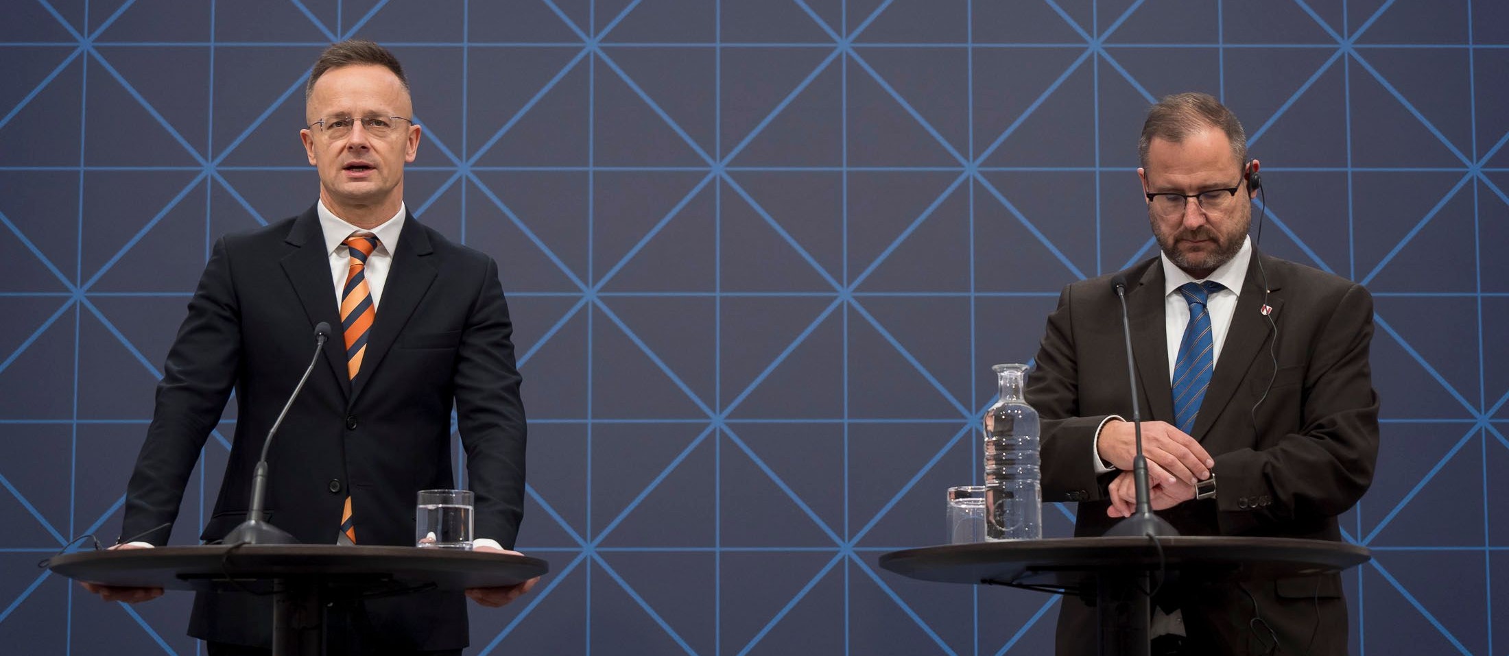 Wenn der Szijjártó Péter noch lange schwadroniert, dann verpasse ich meinen Flieger nach Kuala Lumpur