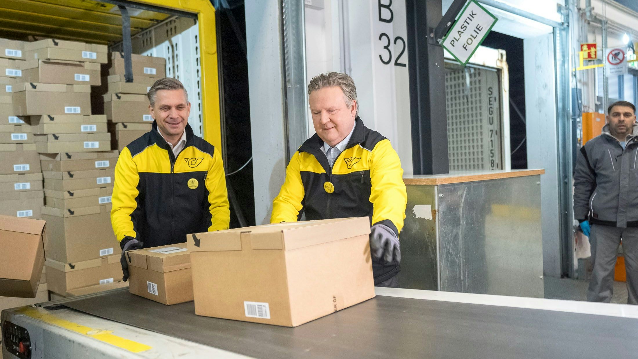 Eh klar, dass sich die Roten immer die größeren Packerln schnappen