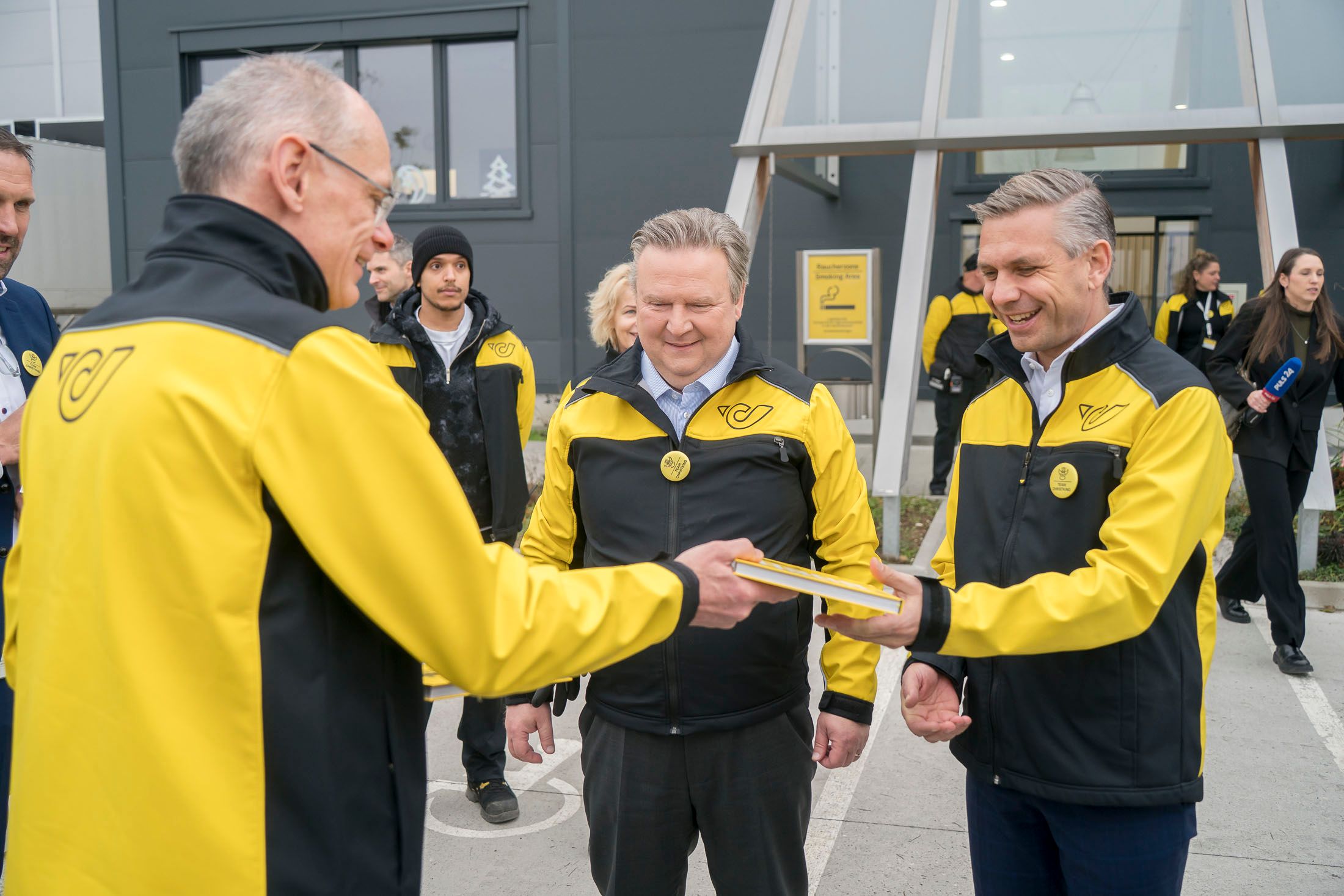 Hier bitte, ein Kochbuch als Dankeschön, da lernt man, wie man Briefe richtig paniert ...