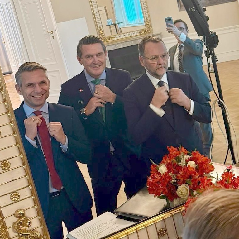 Die Koalition ritt diese Woche aus, um der Bürokratie Zügel anzulegen. Warum sie sich auf den letzten Metern bei einem Hindernis vergaloppierte. Wie der Wieher-Gag mit der Kräuterlimo entstand. Und welche neue Rollenverteilung es auf der Koppel gibt.