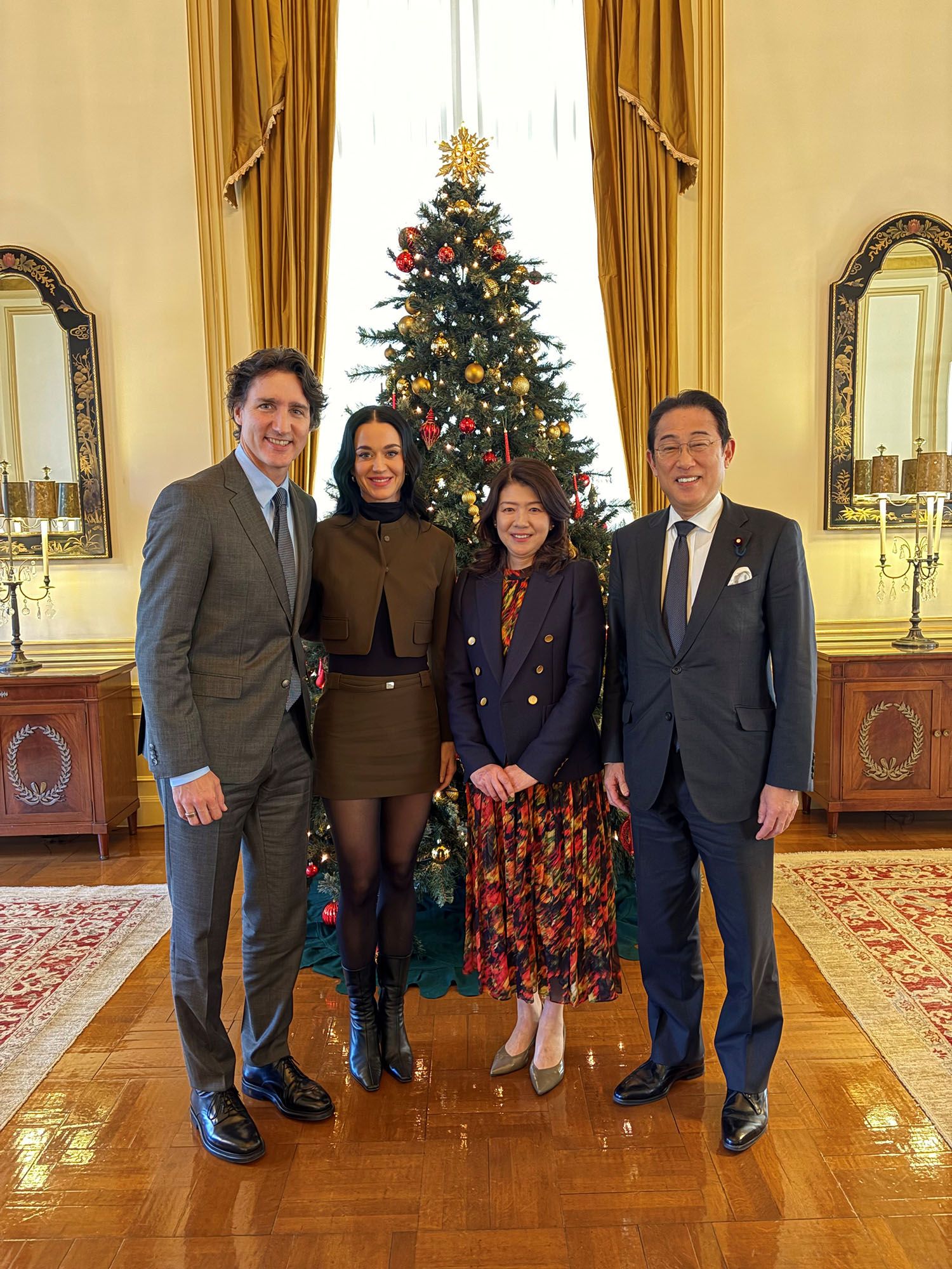 Auf X veröffentlichte der japanische Ex-Premierminister Fumio Kishida ein Foto mit seiner Ehefrau Yuko Kishida, dem ehemaligen kanadischen Premierminister Justin Trudeau und Katy Perry.