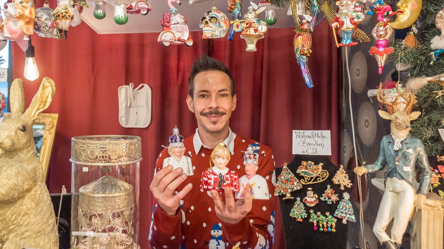 oskar strasser in seinem geschäft pomp und gloria in der lerchenfelder straße mit christbaumschmuck, crazy, weihnachten, 20251204 foto: helmut graf/tageszeitung heute