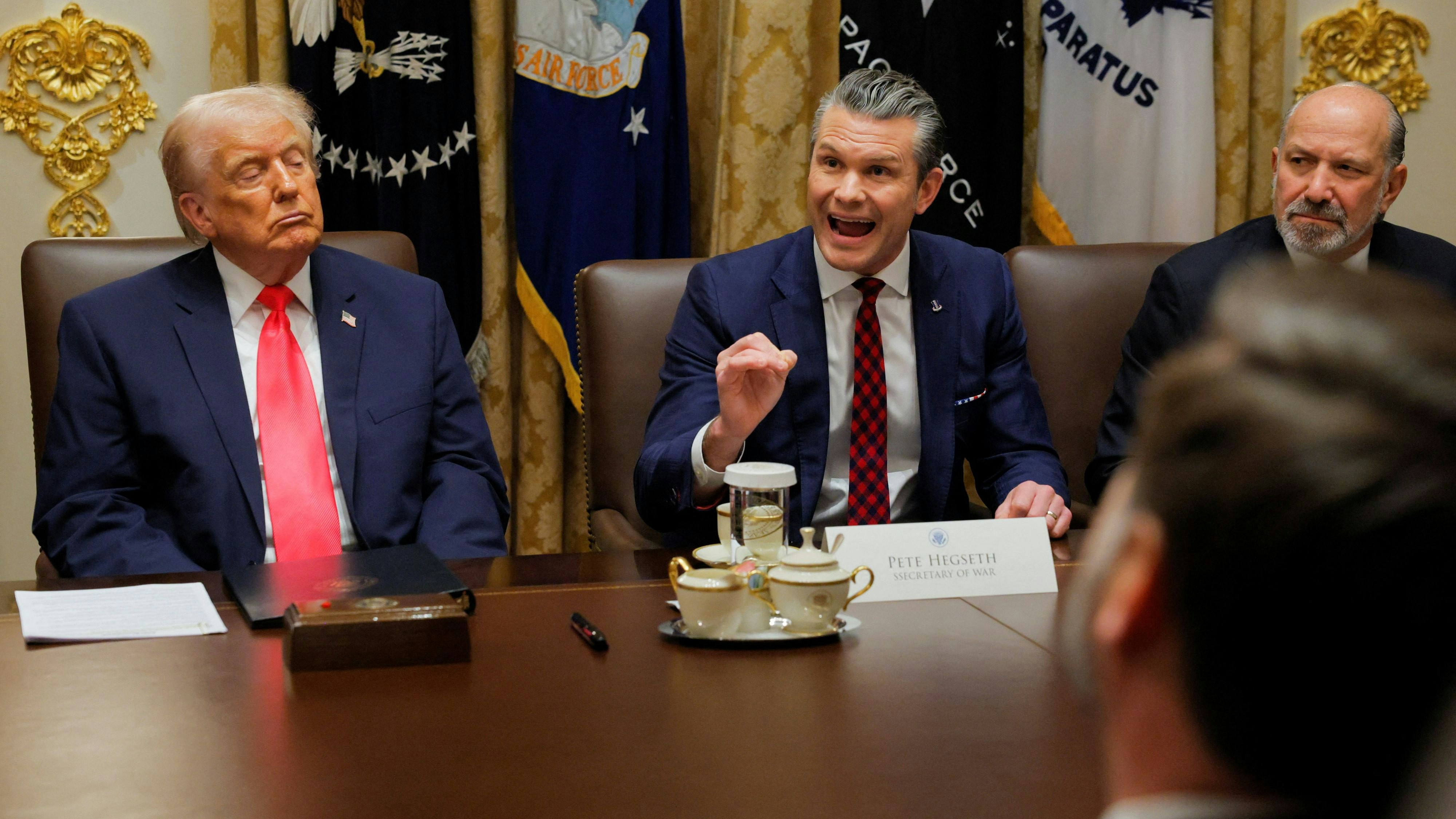 Heute.at - Trumps Kriegsminister an mehreren Fronten unter Druck