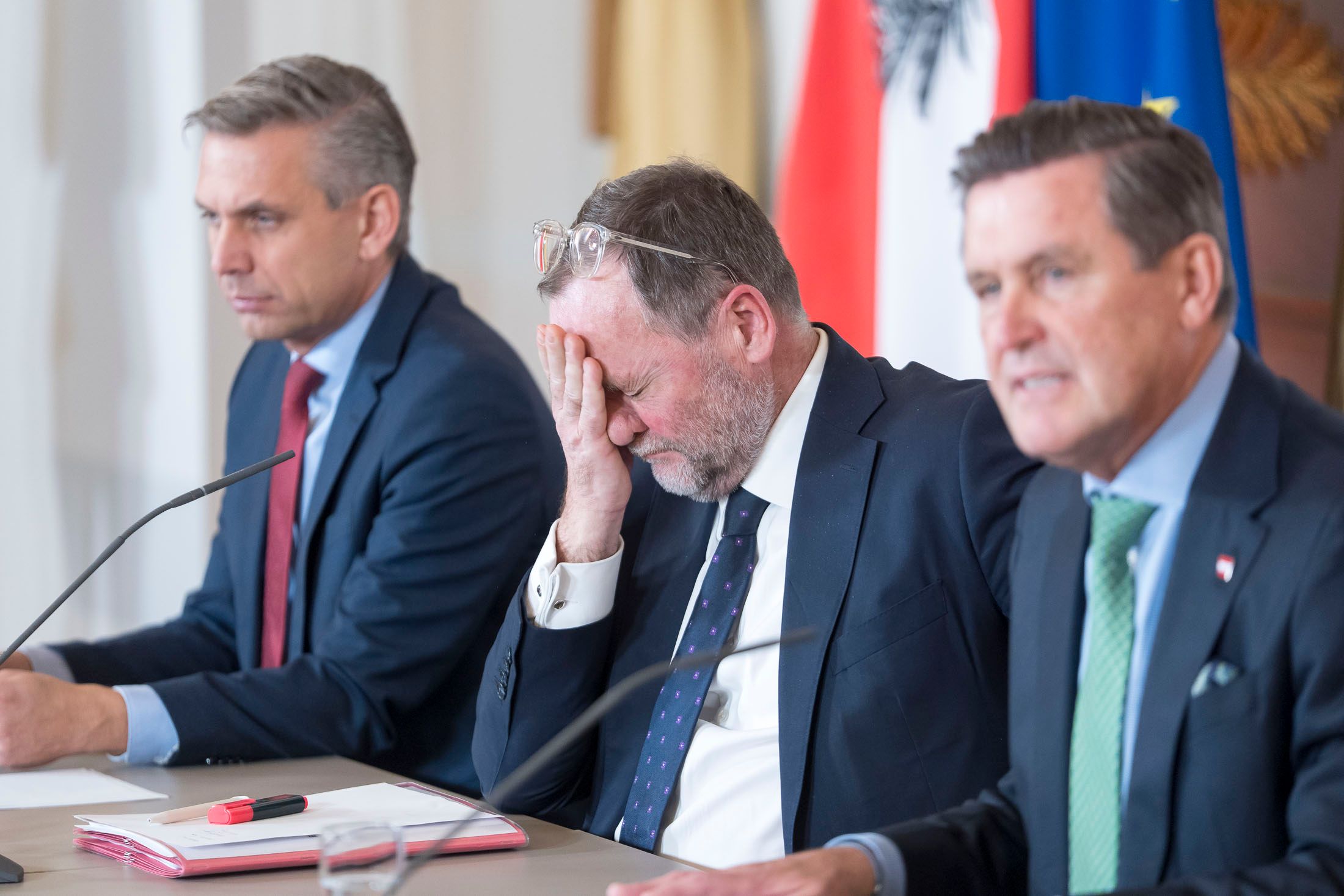 ... die süßen Fliegen in der Kuchl, die das Arbeitsinspektorat damisch gemacht haben, ...