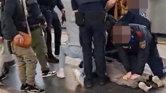 Heute.at - Mädchen stürzt nach Messer-Attacke auf U-Bahn-Gleis