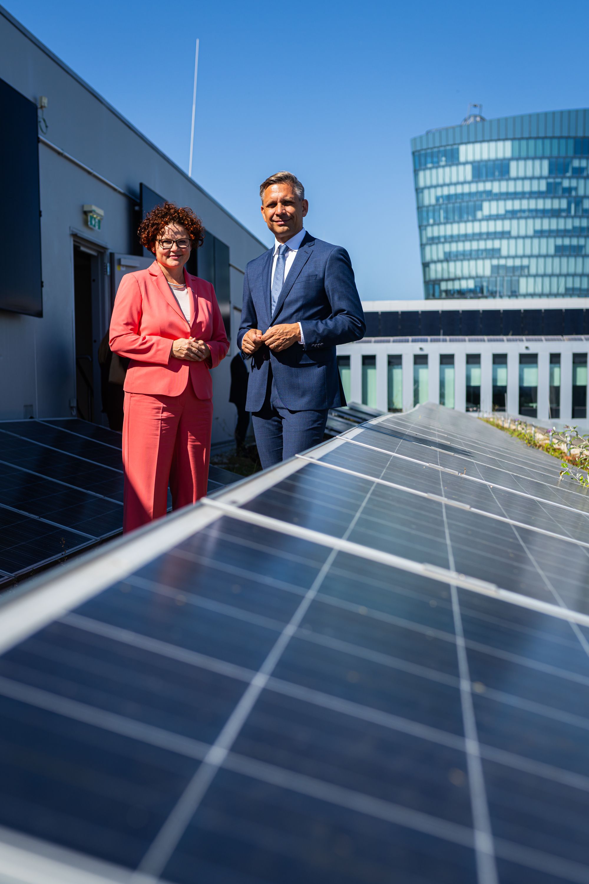 Wirtschaftsminister Hattmannsdorfer und Staatssekretärin Zehetner informieren über den Anbieterwechsel.