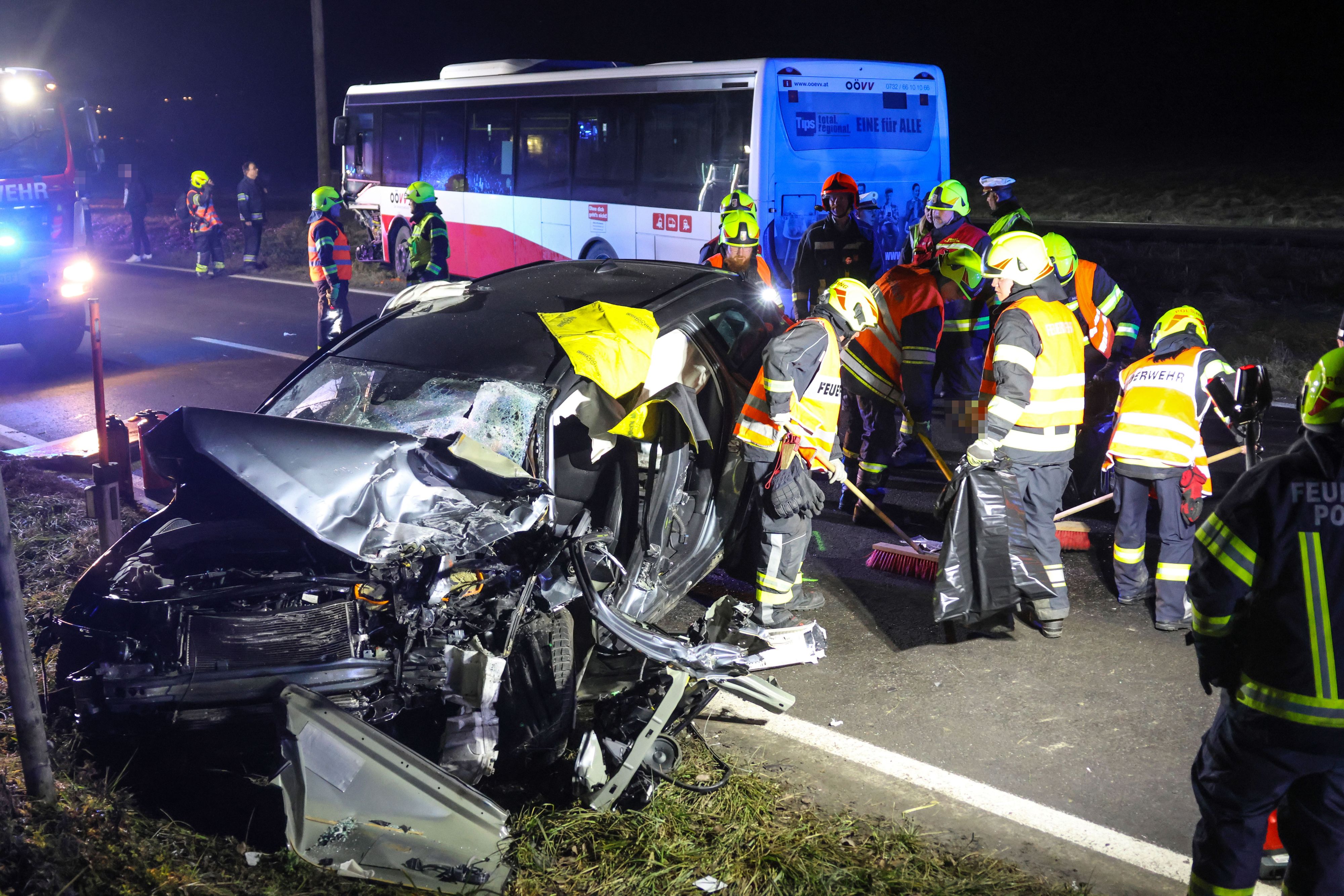 In OÖ krachte ein Auto gegen einen Linienbus.