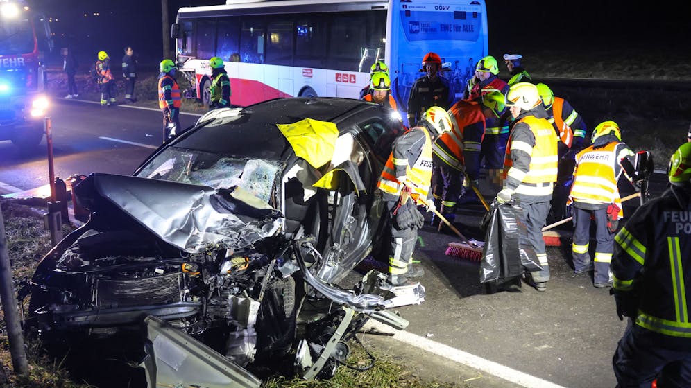In OÖ krachte ein Auto gegen einen Linienbus.