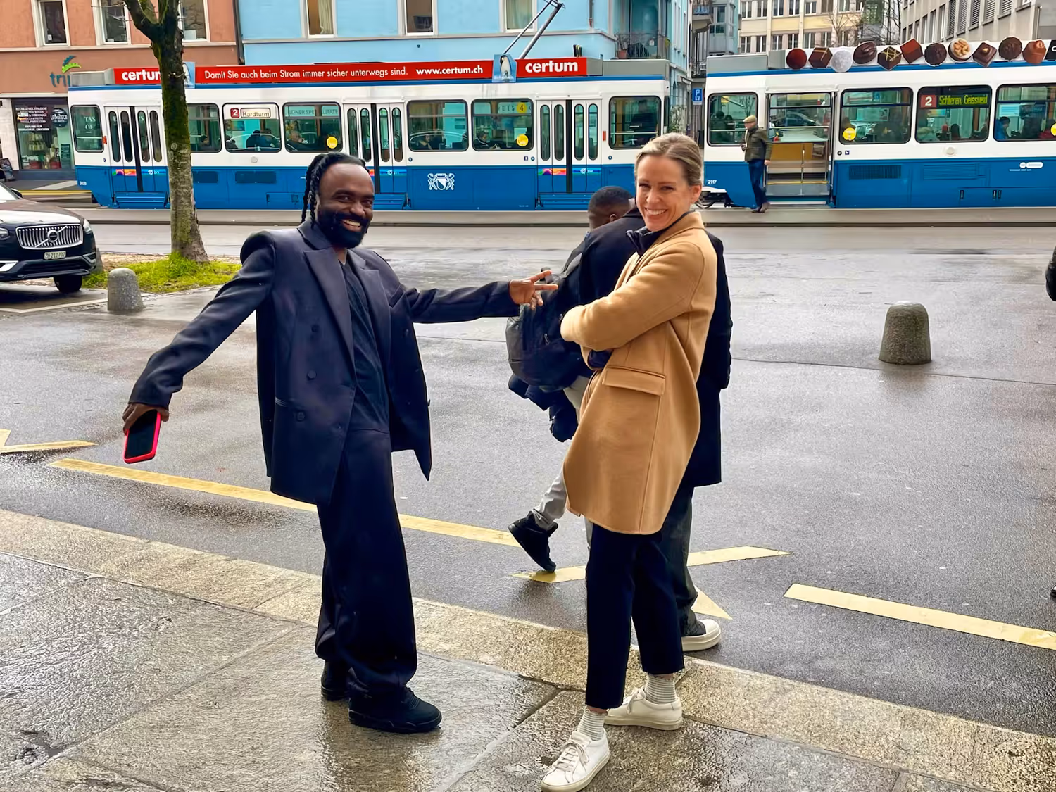 Nach dem Urteilsspruch zeigt sich Travis sichtlich erleichtert. Mit seiner Anwältin jubelt er vor dem Gerichtsgebäude.