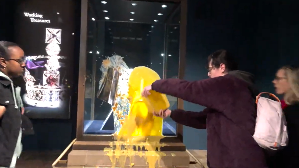 Heute.at - Kurioser Kuchen-Anschlag auf britische Kronjuwelen