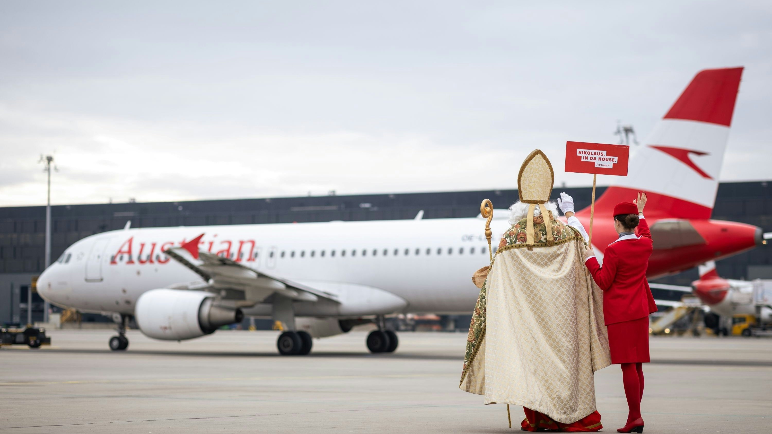 Heute.at - Nikolaus sorgt am Flughafen Wien für süße Überraschung